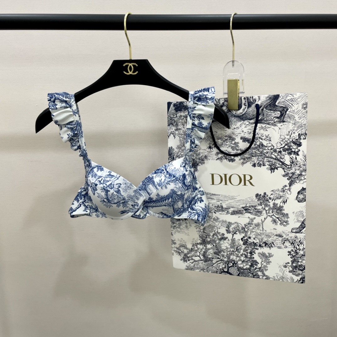 Dior新款分体泳衣 简单大气 适合多种场景的游泳衣🏊‍♀️海边 游泳池 温泉 水上乐园 漂流都可以😌内