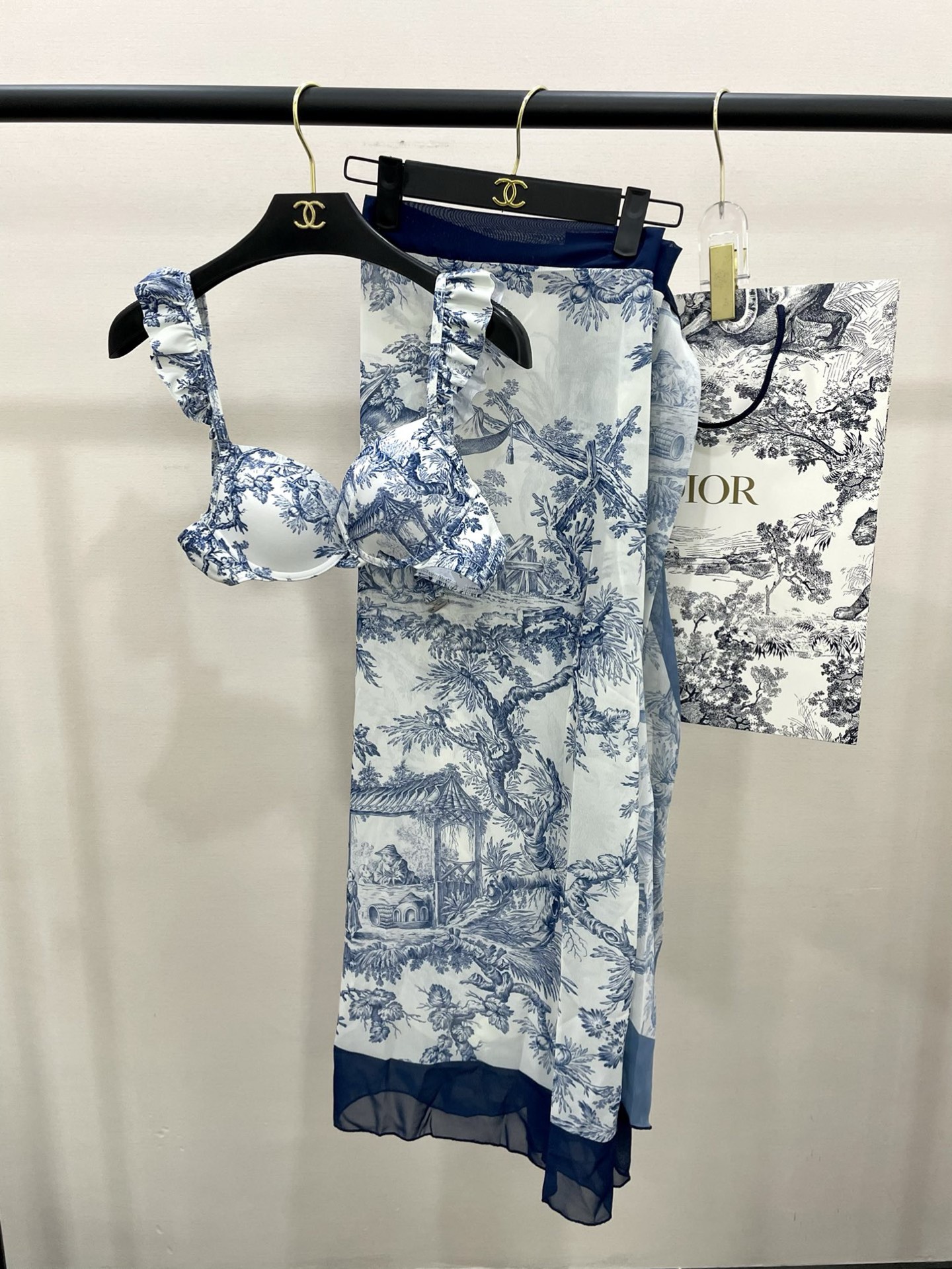 Dior新款分体泳衣 简单大气 适合多种场景的游泳衣🏊‍♀️海边 游泳池 温泉 水上乐园 漂流都可以😌内