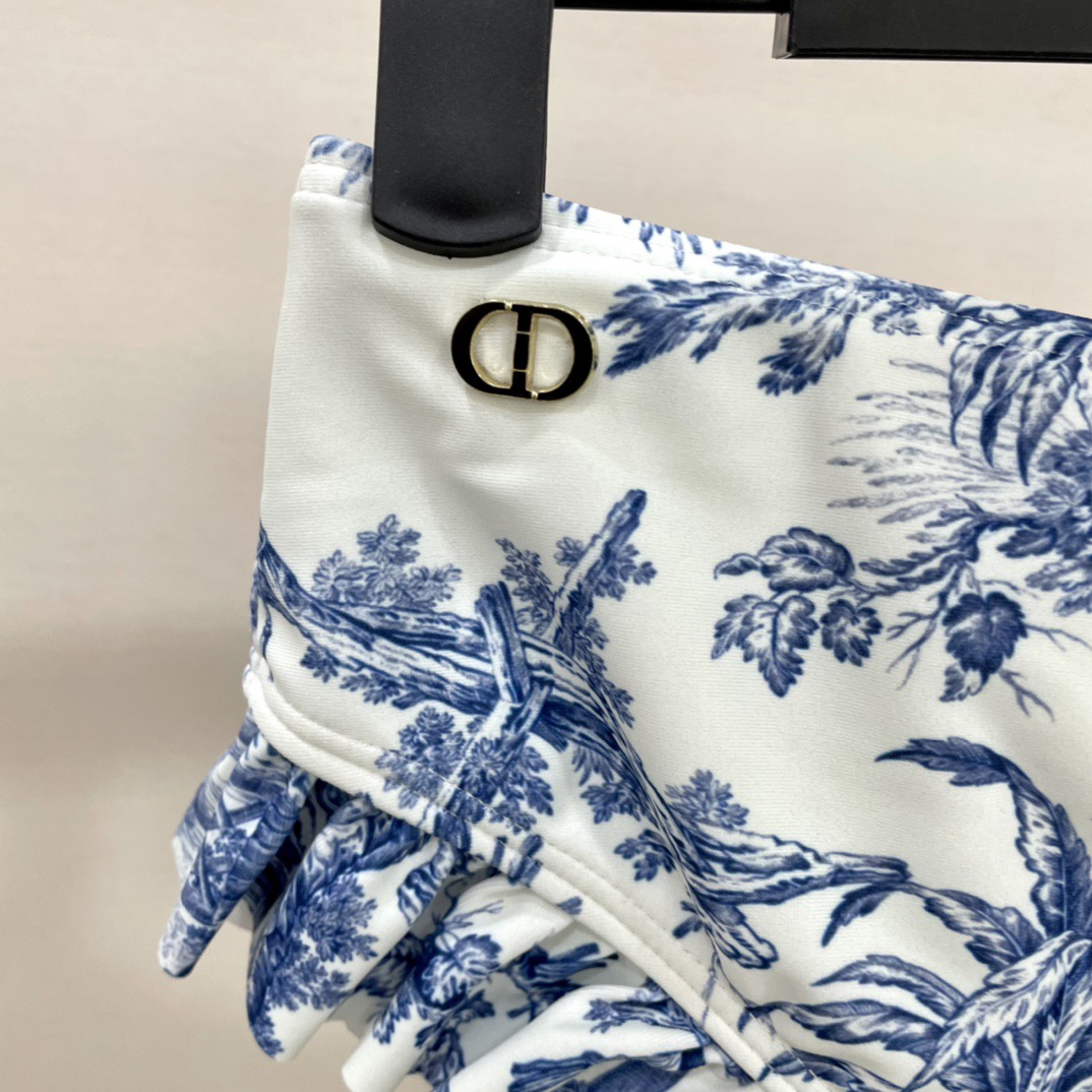 Dior新款分体泳衣 简单大气 适合多种场景的游泳衣🏊‍♀️海边 游泳池 温泉 水上乐园 漂流都可以😌内