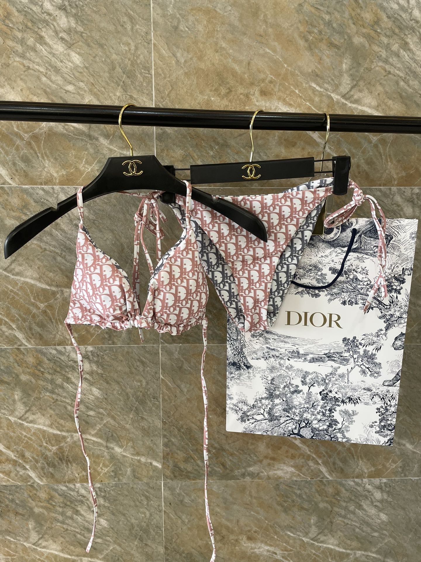 迪奥比基尼😍🥰适合多种场景的游泳衣🏊‍♀️海边 游泳池 温泉 水上乐园 漂流都可以😌内搭也完全可以 连体