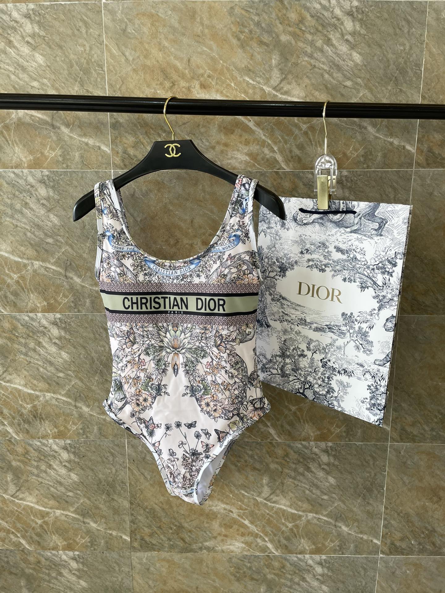 迪奥连体😍🥰适合多种场景的游泳衣🏊‍♀️海边 游泳池 温泉 水上乐园 漂流都可以😌内搭也完全可以 连体设