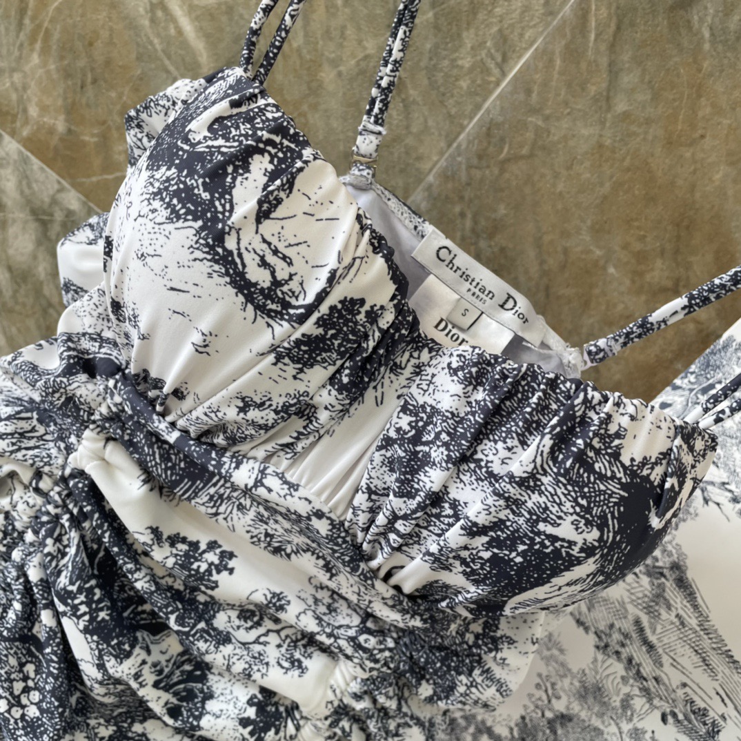 迪奥连体😍🥰适合多种场景的游泳衣🏊‍♀️海边 游泳池 温泉 水上乐园 漂流都可以😌内搭也完全可以 连体设