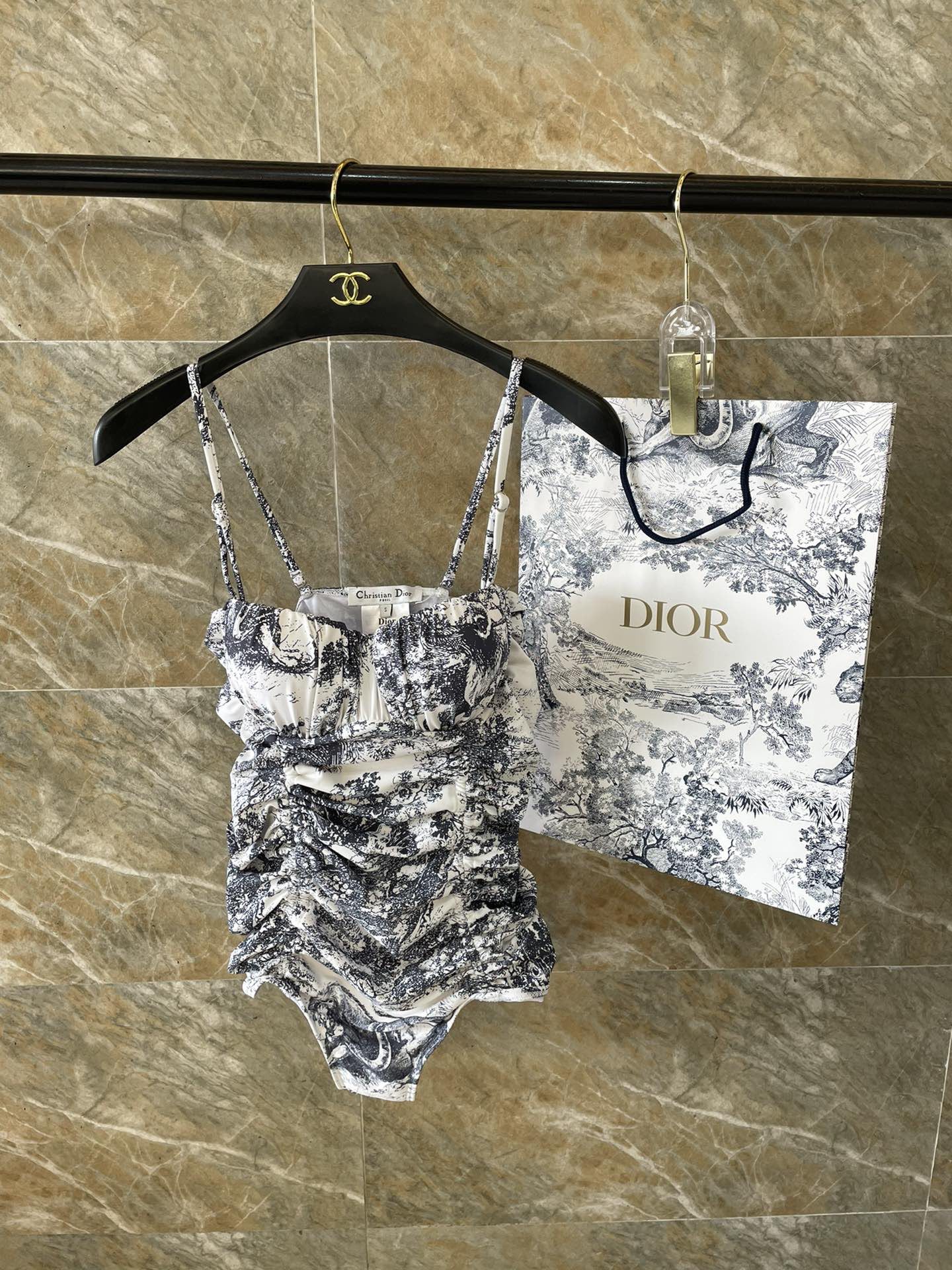 迪奥连体😍🥰适合多种场景的游泳衣🏊‍♀️海边 游泳池 温泉 水上乐园 漂流都可以😌内搭也完全可以 连体设