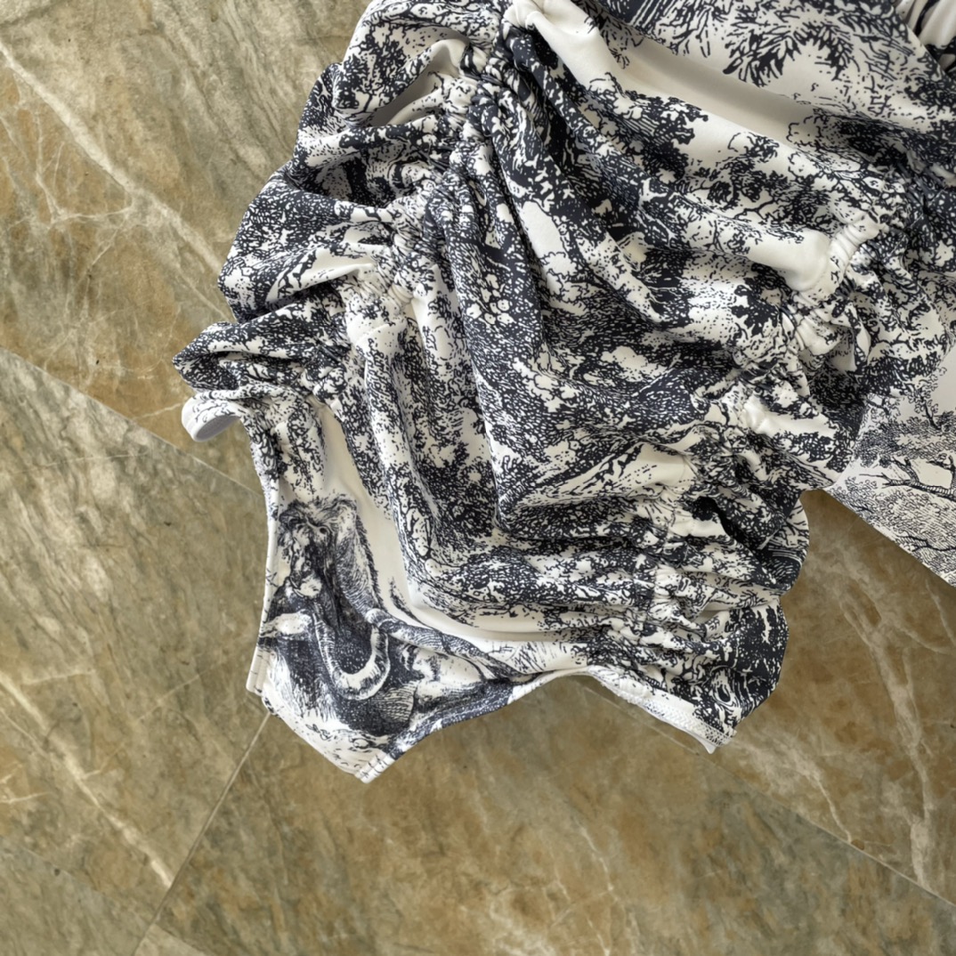 迪奥连体😍🥰适合多种场景的游泳衣🏊‍♀️海边 游泳池 温泉 水上乐园 漂流都可以😌内搭也完全可以 连体设