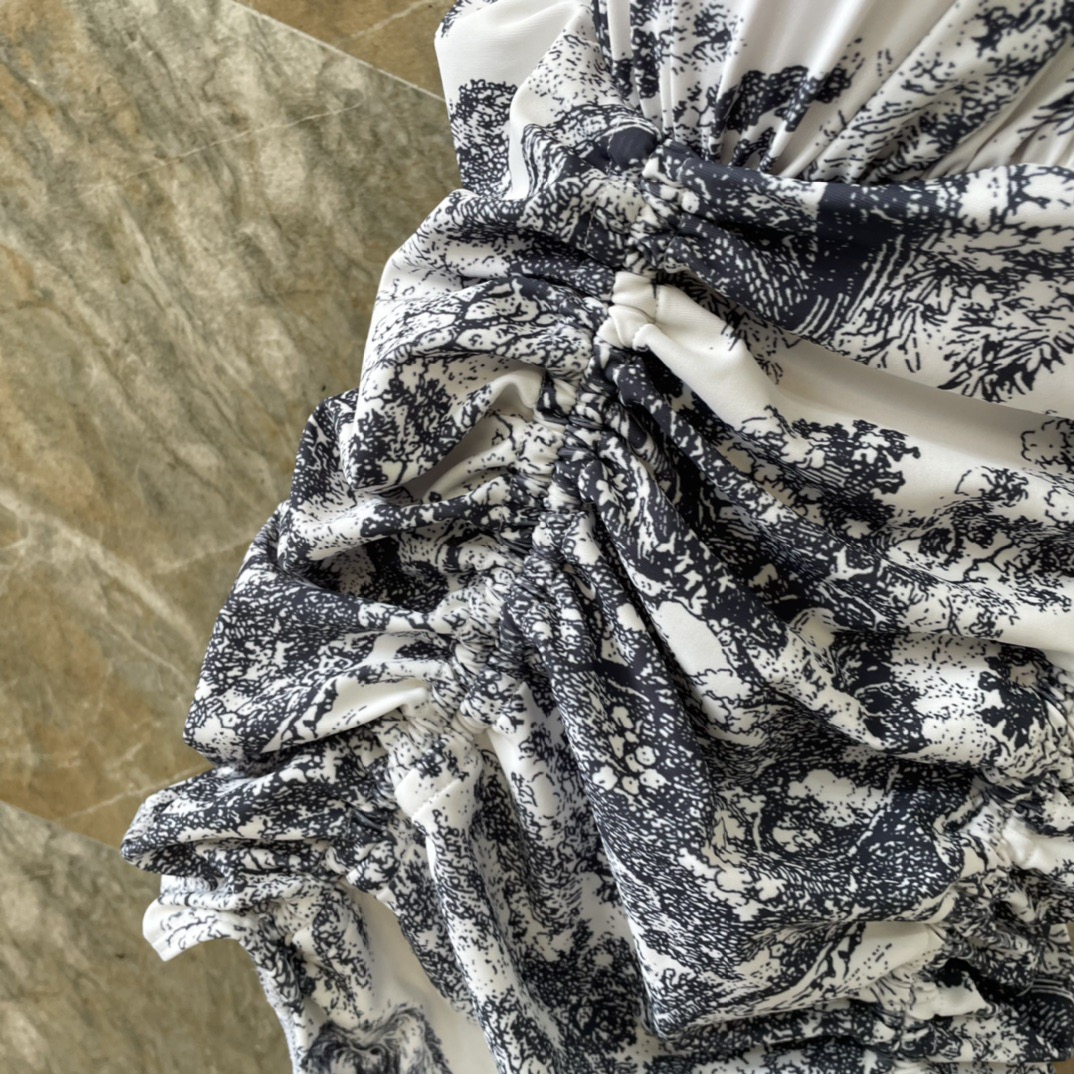 迪奥连体😍🥰适合多种场景的游泳衣🏊‍♀️海边 游泳池 温泉 水上乐园 漂流都可以😌内搭也完全可以 连体设