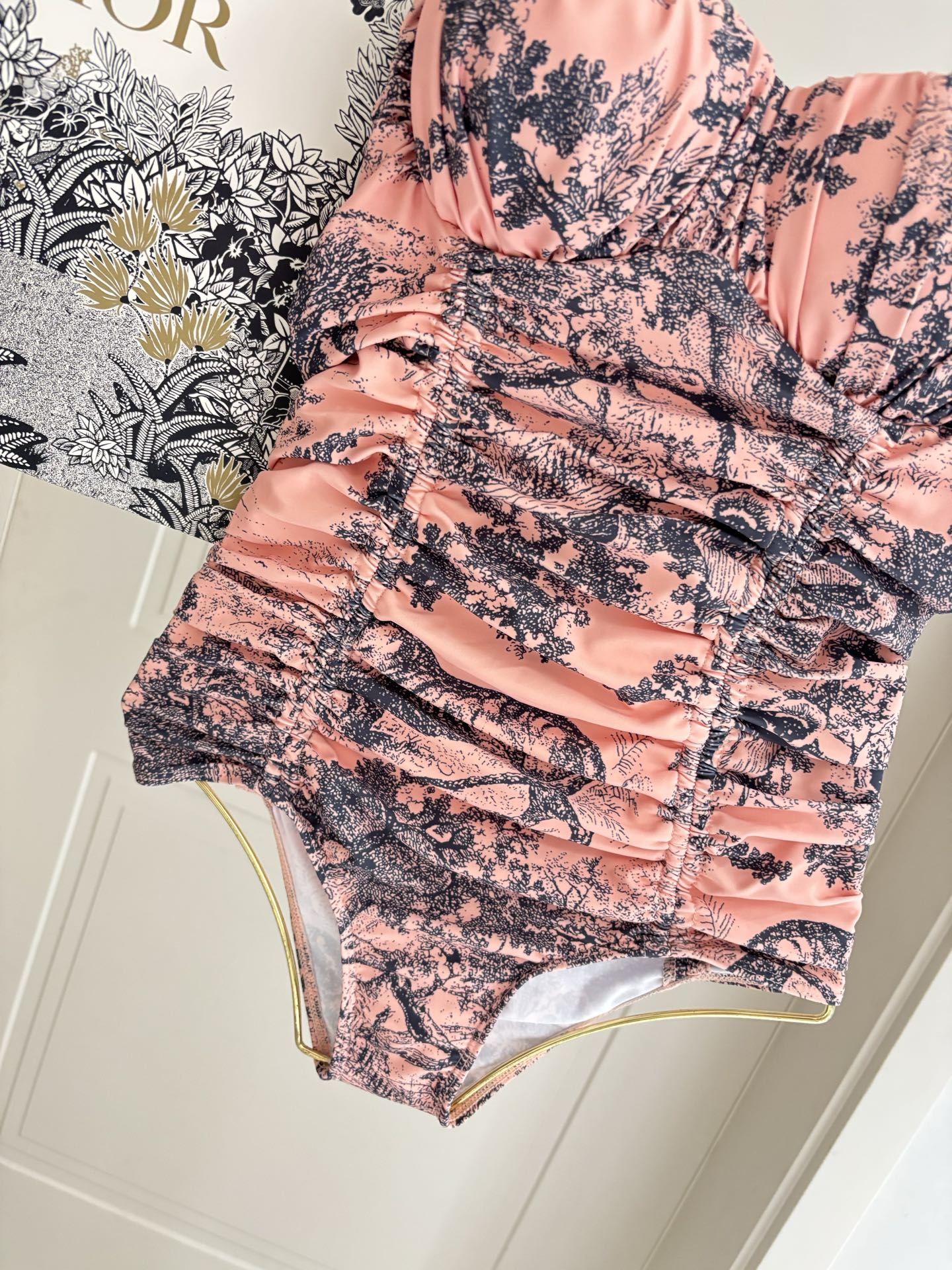 迪奥连体😍🥰适合多种场景的游泳衣🏊‍♀️海边 游泳池 温泉 水上乐园 漂流都可以😌内搭也完全可以 连体设