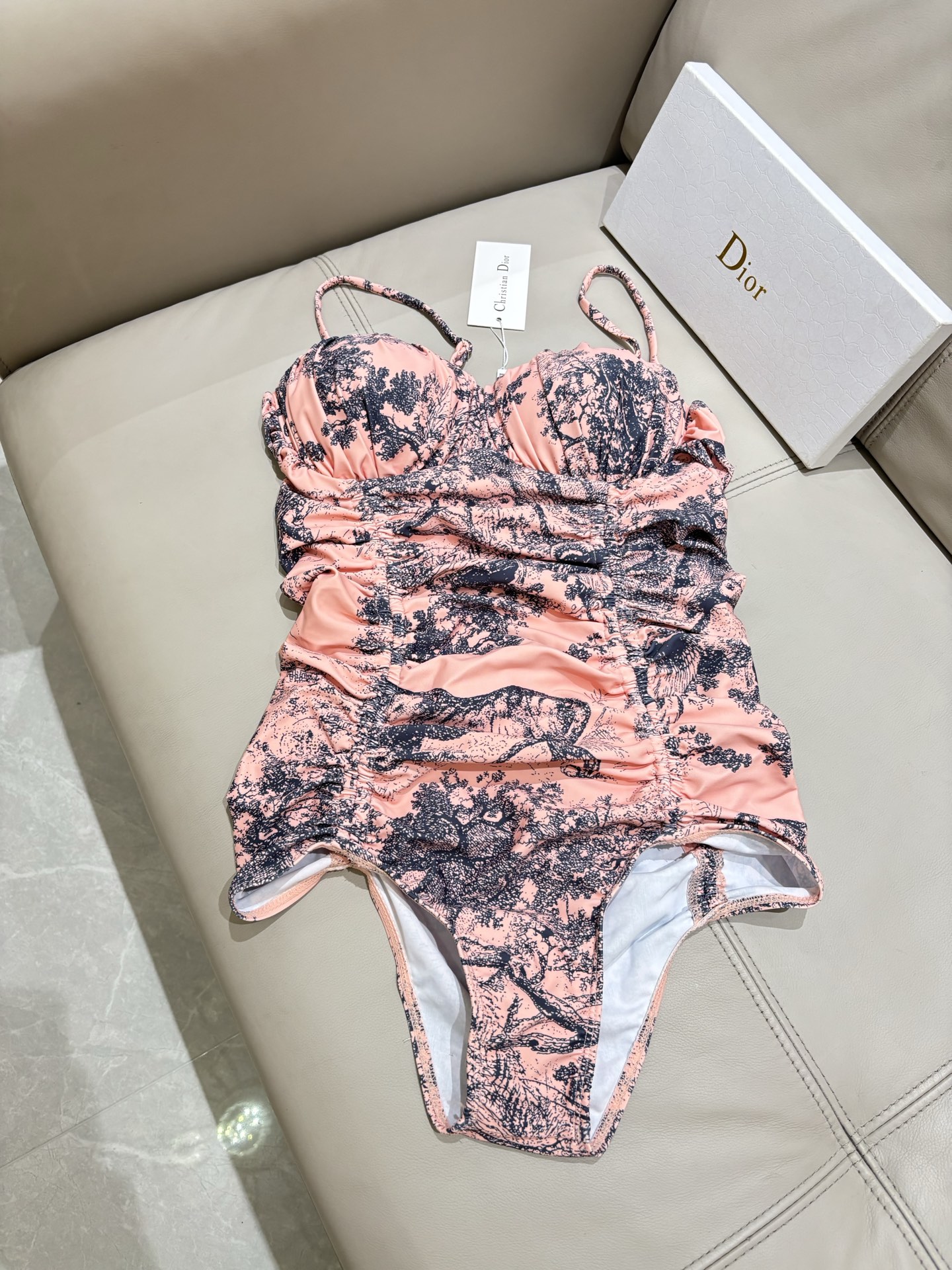 迪奥连体😍🥰适合多种场景的游泳衣🏊‍♀️海边 游泳池 温泉 水上乐园 漂流都可以😌内搭也完全可以 连体设