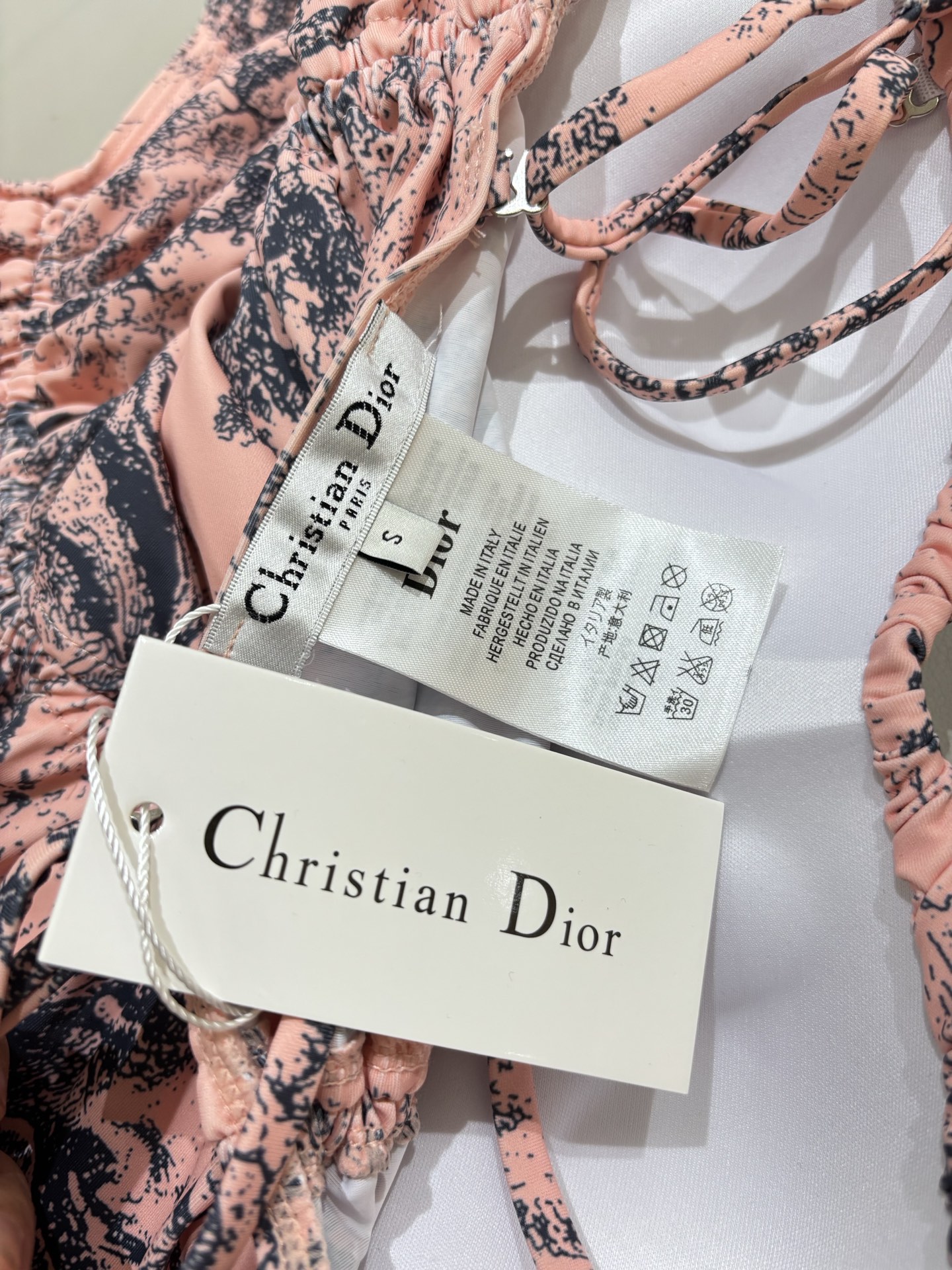 迪奥连体😍🥰适合多种场景的游泳衣🏊‍♀️海边 游泳池 温泉 水上乐园 漂流都可以😌内搭也完全可以 连体设