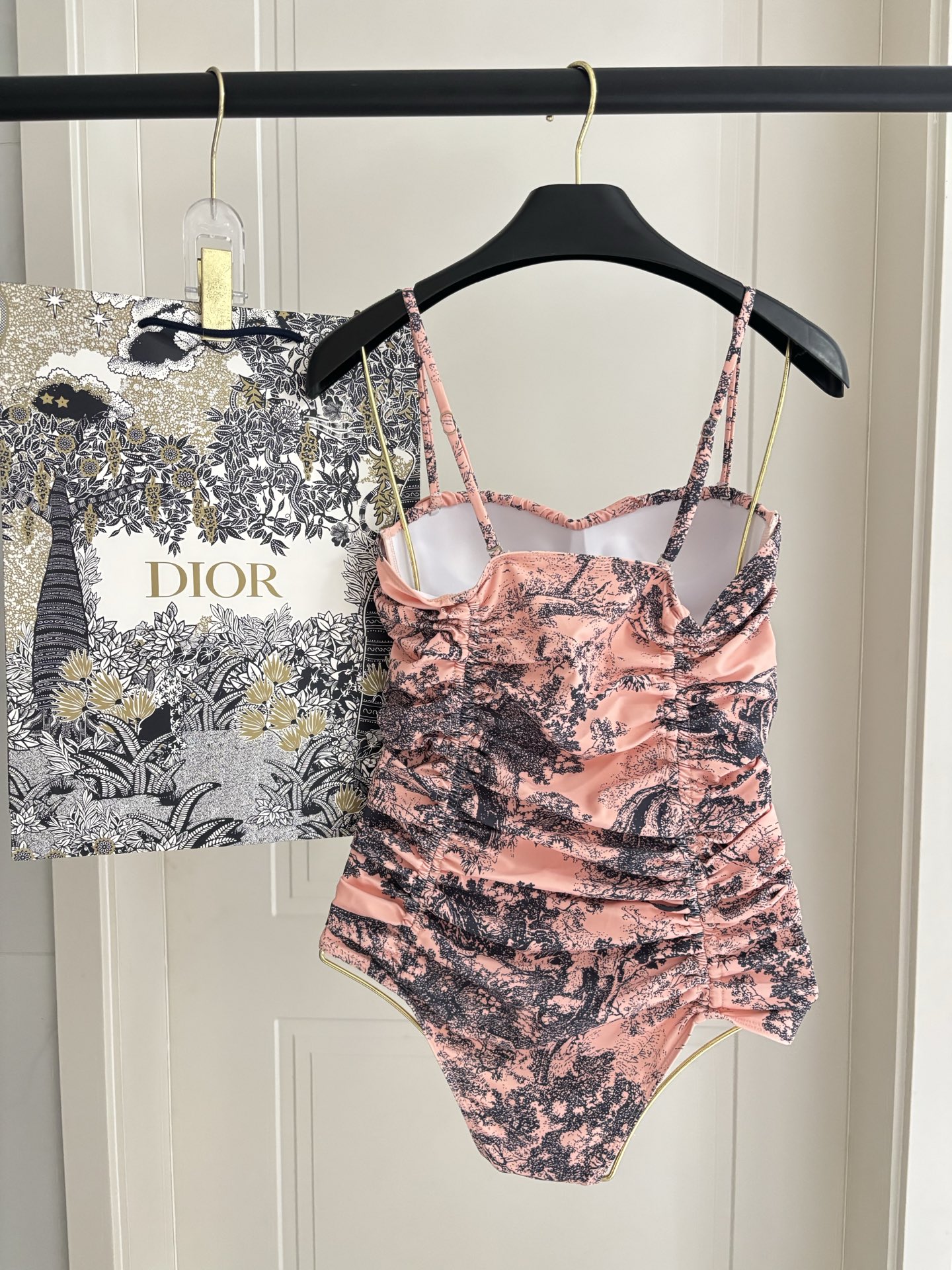 迪奥连体😍🥰适合多种场景的游泳衣🏊‍♀️海边 游泳池 温泉 水上乐园 漂流都可以😌内搭也完全可以 连体设