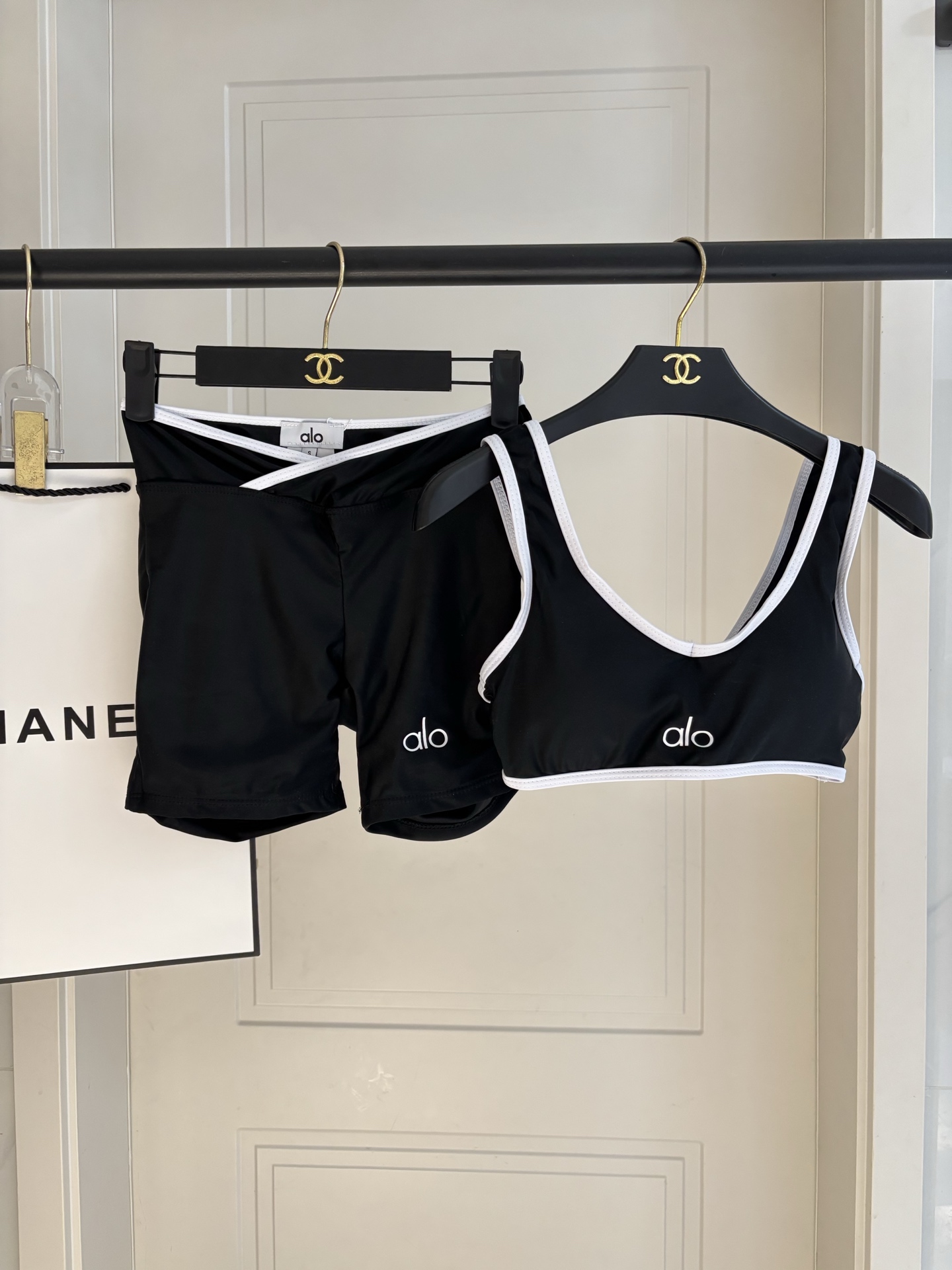 ALO新款高弹力健身短款瑜伽服运动套装~小背心➕修身提臀显瘦打底裤S M L Xl