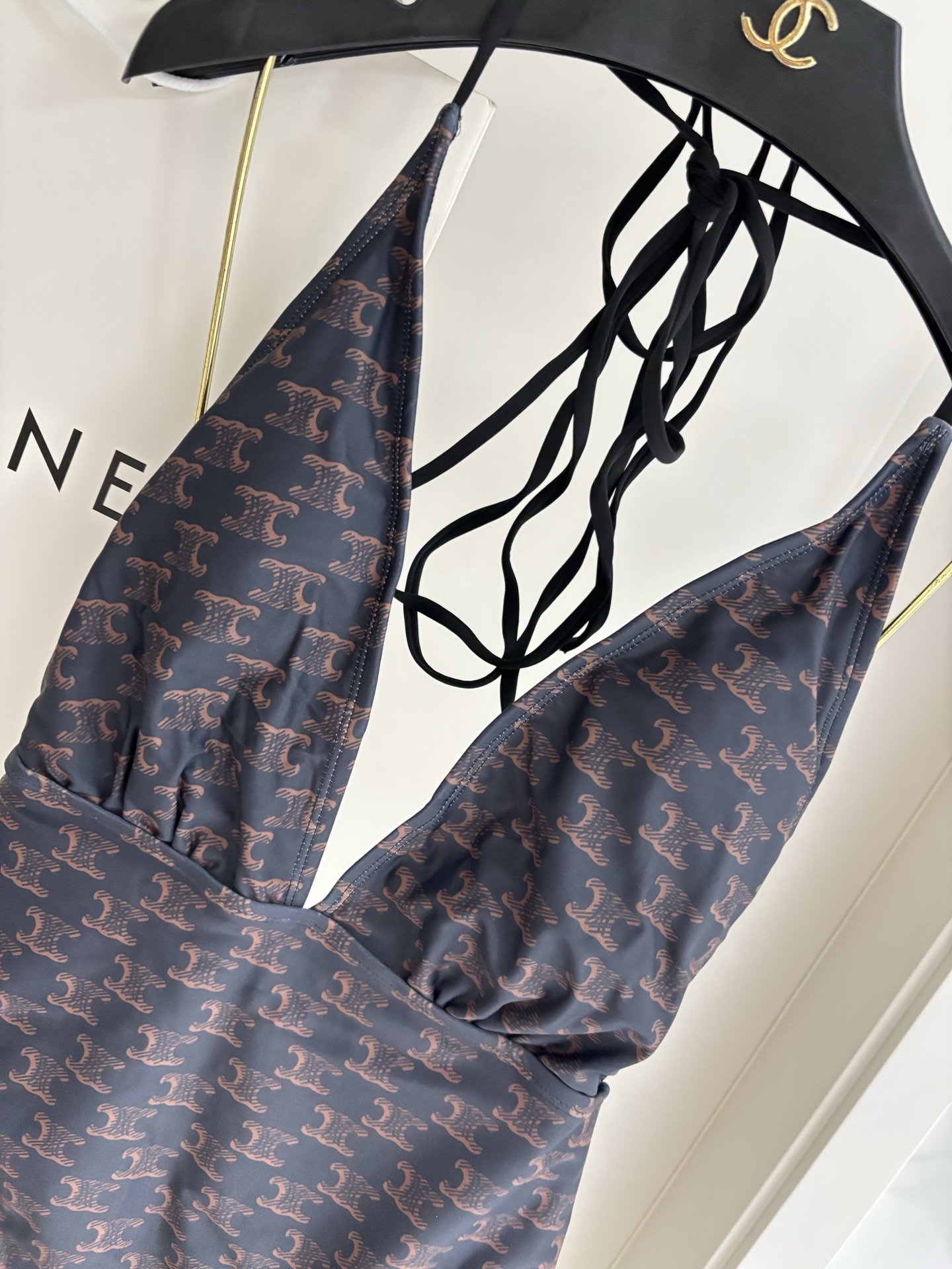 Celine连体泳衣新款😍🥰适合多种场景的游泳衣🏊‍♀️海边 游泳池 温泉 水上乐园 漂流都可以😌内搭也