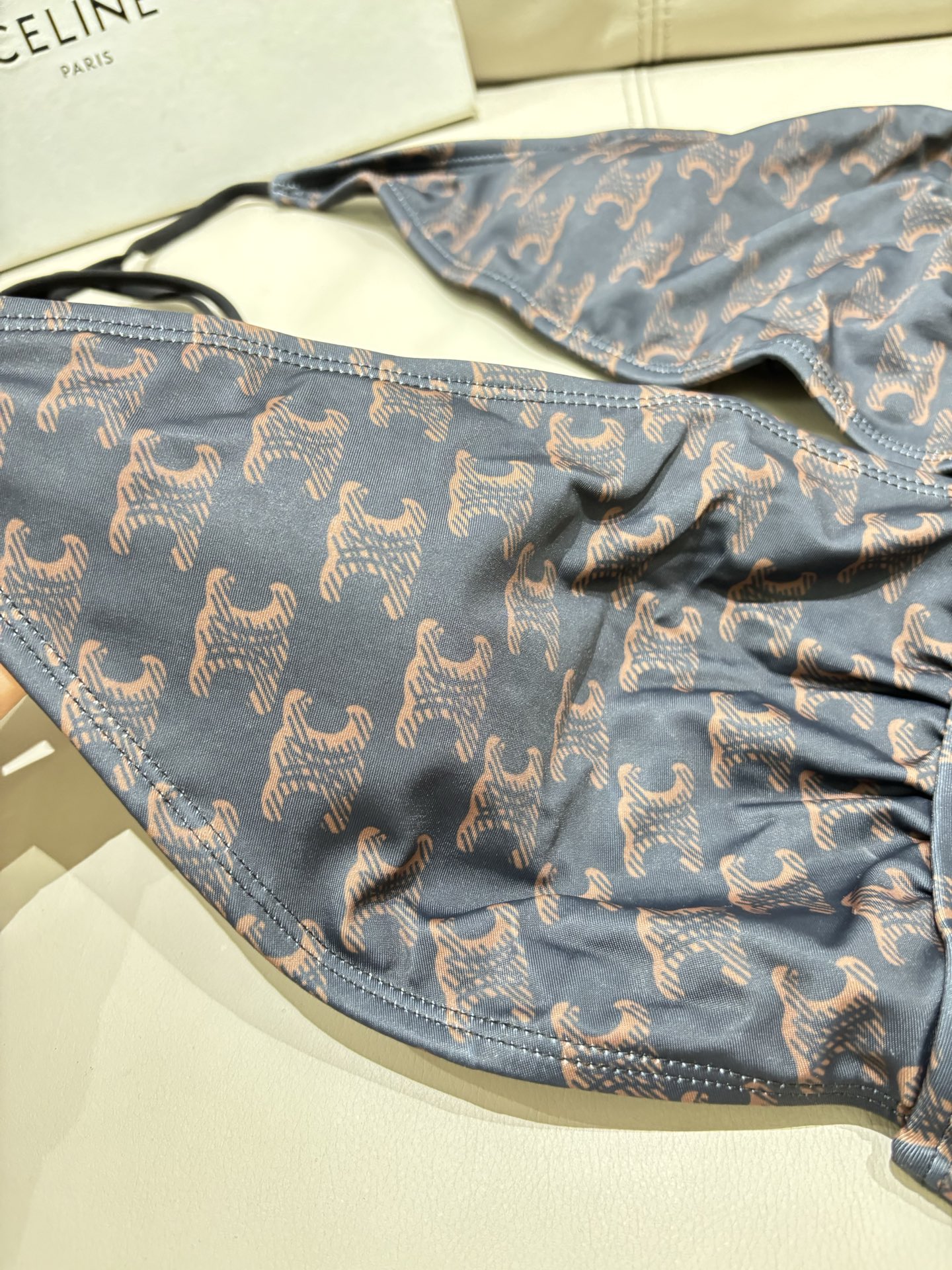 Celine连体泳衣新款😍🥰适合多种场景的游泳衣🏊‍♀️海边 游泳池 温泉 水上乐园 漂流都可以😌内搭也