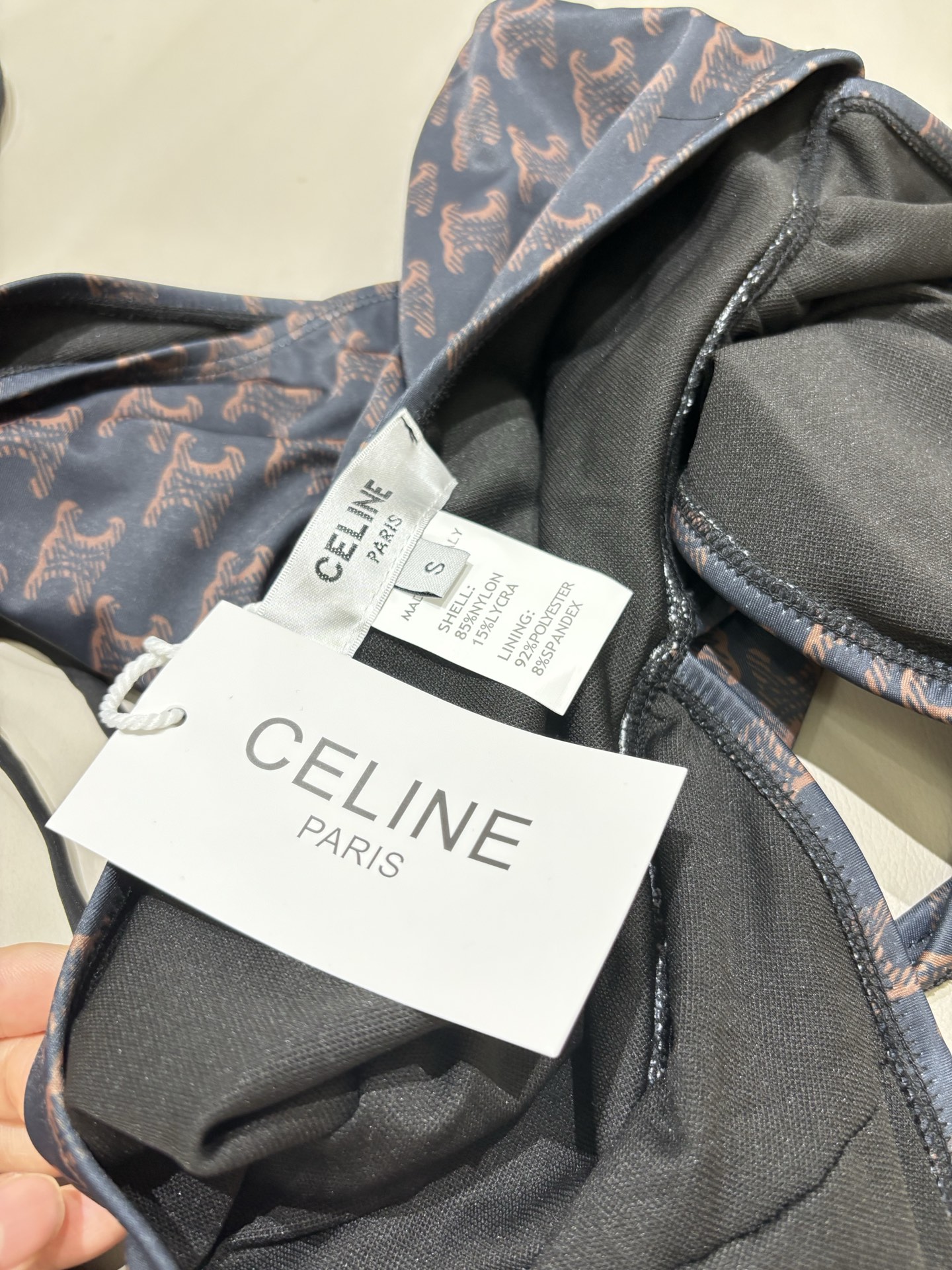 Celine连体泳衣新款😍🥰适合多种场景的游泳衣🏊‍♀️海边 游泳池 温泉 水上乐园 漂流都可以😌内搭也