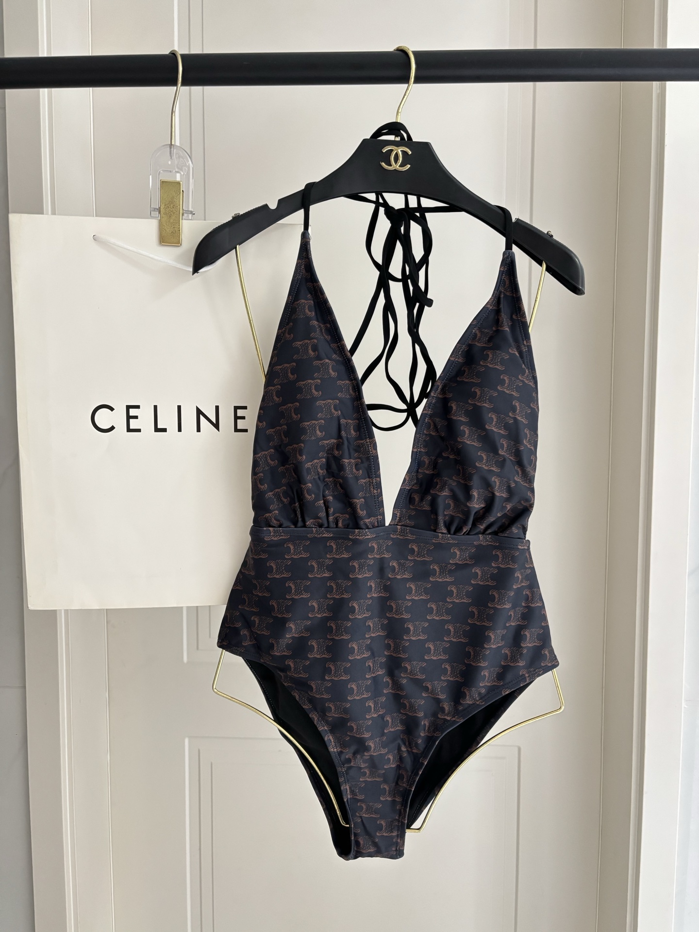 Celine连体泳衣新款😍🥰适合多种场景的游泳衣🏊‍♀️海边 游泳池 温泉 水上乐园 漂流都可以😌内搭也