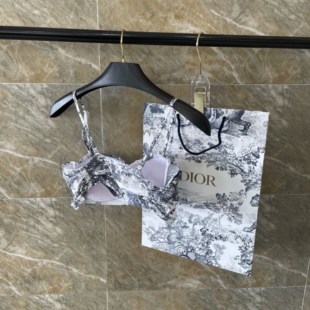 Dior迪奥泳衣👙❤️😍🥰适合多种场景的游泳衣🏊‍♀️海边 游泳池 温泉 水上乐园 漂流都可以😌内搭外穿