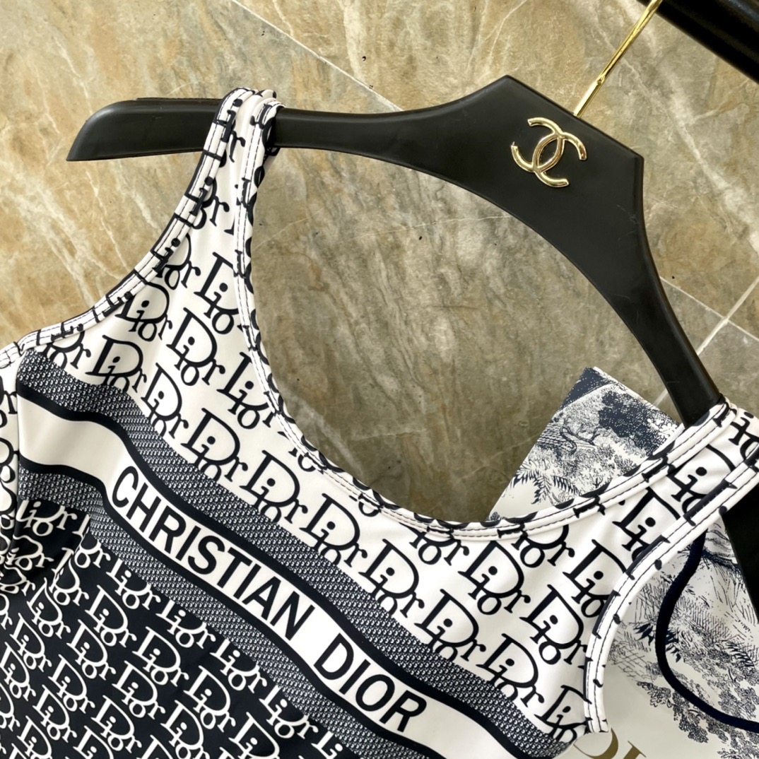 Dior迪奥泳衣👙❤️😍🥰适合多种场景的游泳衣🏊‍♀️海边 游泳池 温泉 水上乐园 漂流都可以😌内搭外穿