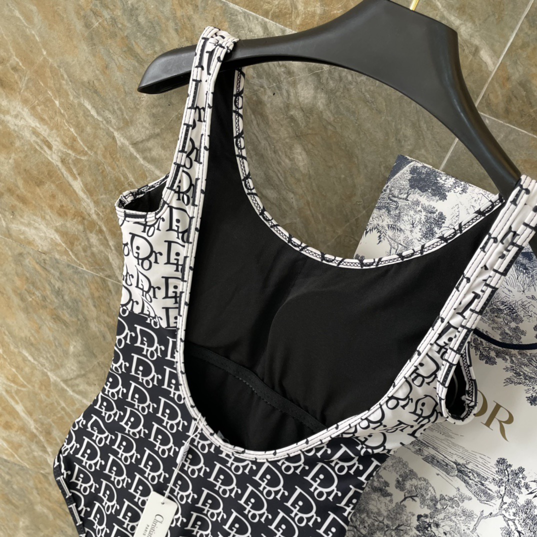 Dior迪奥泳衣👙❤️😍🥰适合多种场景的游泳衣🏊‍♀️海边 游泳池 温泉 水上乐园 漂流都可以😌内搭外穿