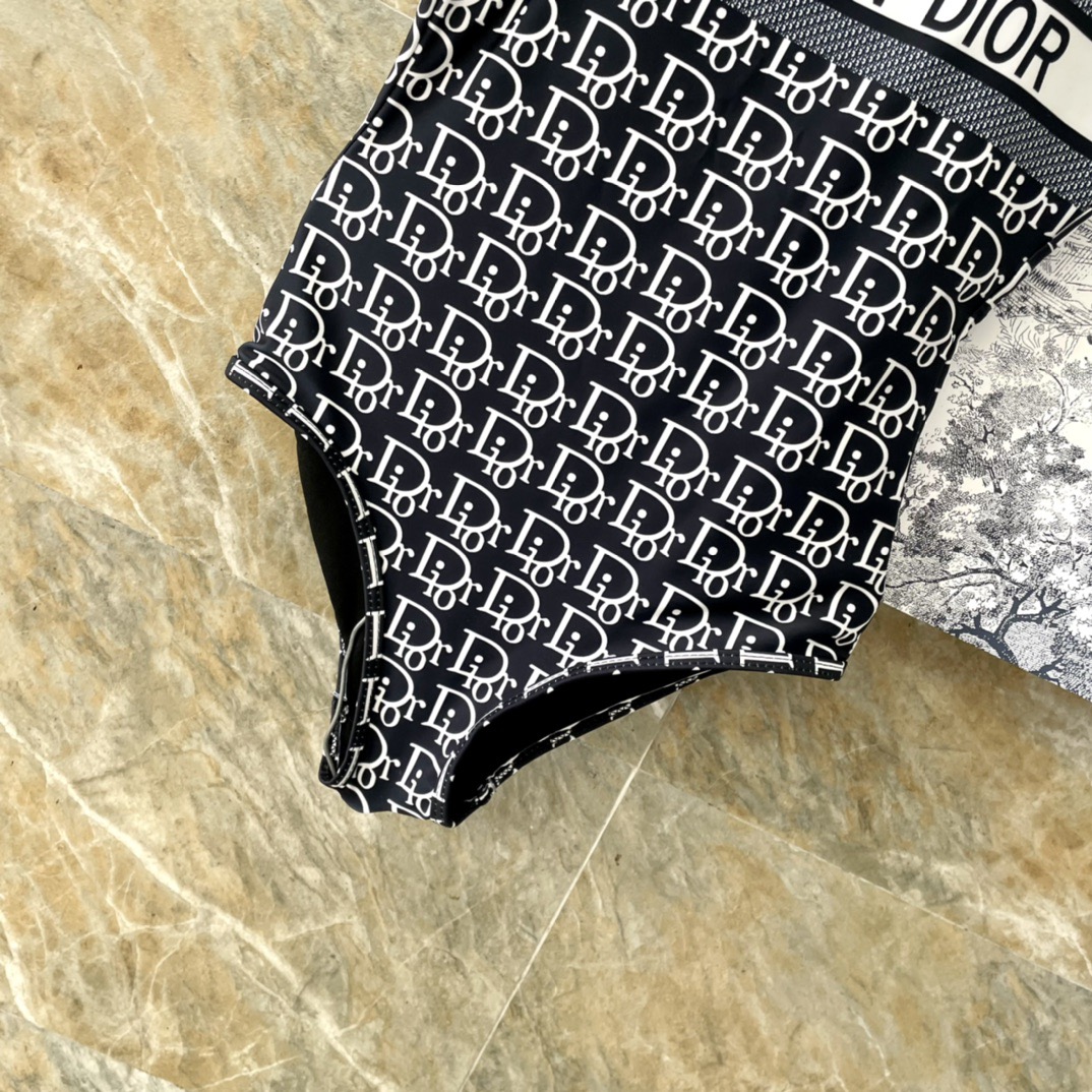 Dior迪奥泳衣👙❤️😍🥰适合多种场景的游泳衣🏊‍♀️海边 游泳池 温泉 水上乐园 漂流都可以😌内搭外穿