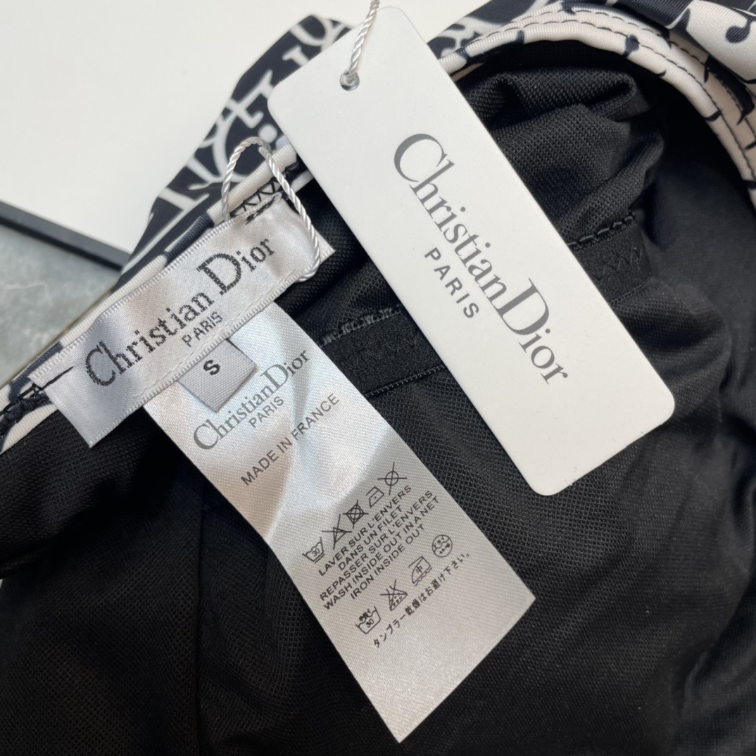 Dior迪奥泳衣👙❤️😍🥰适合多种场景的游泳衣🏊‍♀️海边 游泳池 温泉 水上乐园 漂流都可以😌内搭外穿