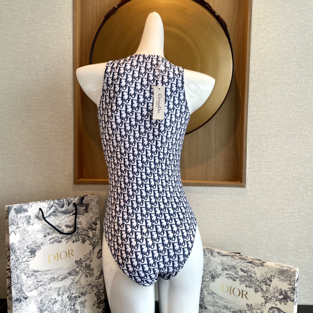 Dior迪奥泳衣👙❤️😍🥰适合多种场景的游泳衣🏊‍♀️海边 游泳池 温泉 水上乐园 漂流都可以😌内搭外穿