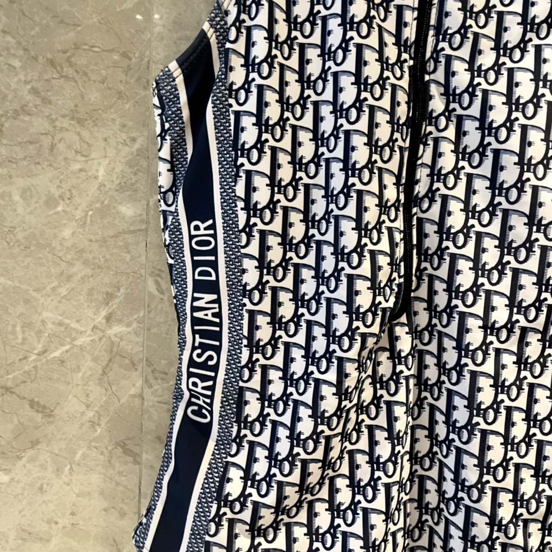 Dior迪奥泳衣👙❤️😍🥰适合多种场景的游泳衣🏊‍♀️海边 游泳池 温泉 水上乐园 漂流都可以😌内搭外穿