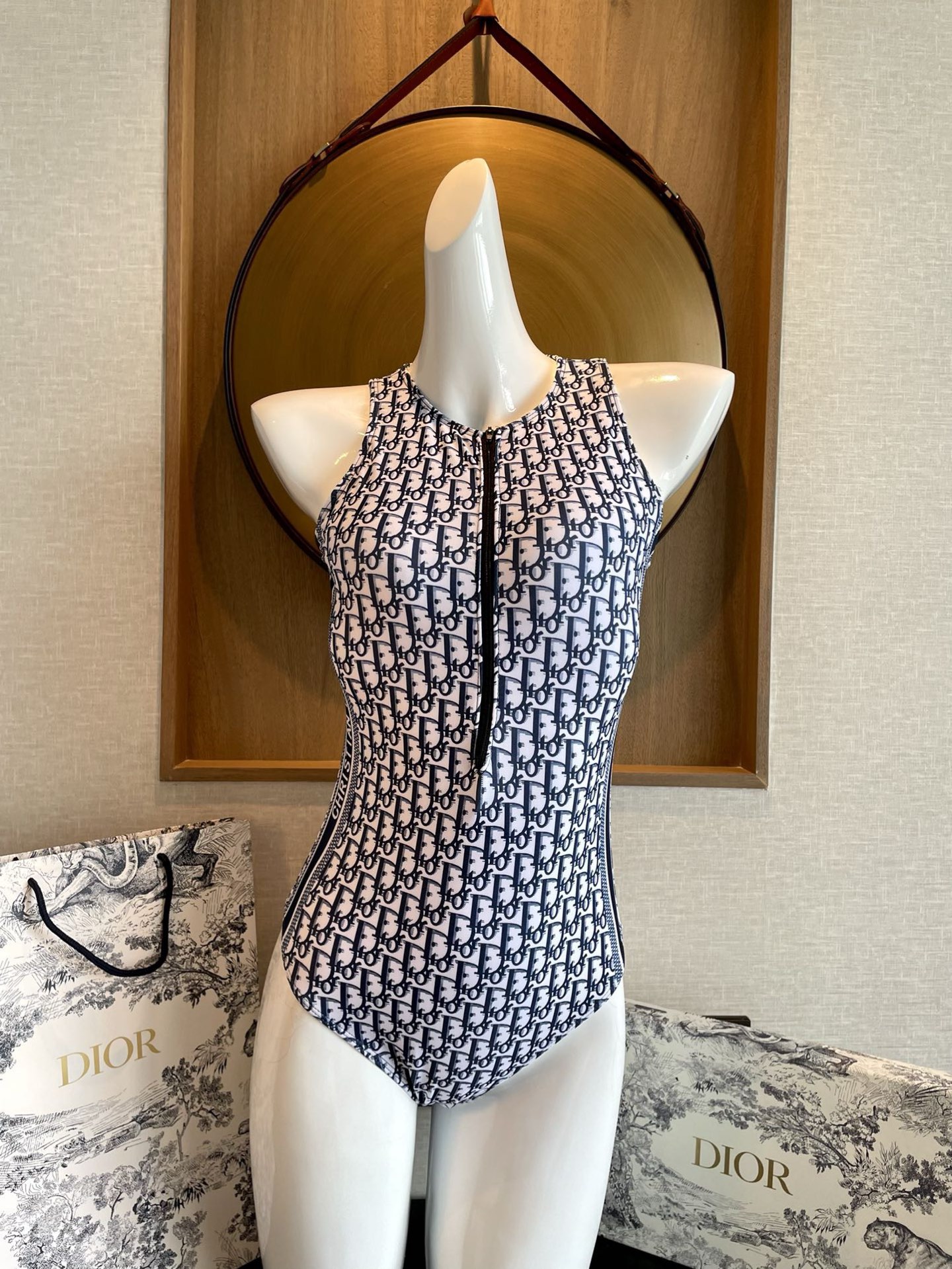 Dior迪奥泳衣👙❤️😍🥰适合多种场景的游泳衣🏊‍♀️海边 游泳池 温泉 水上乐园 漂流都可以😌内搭外穿