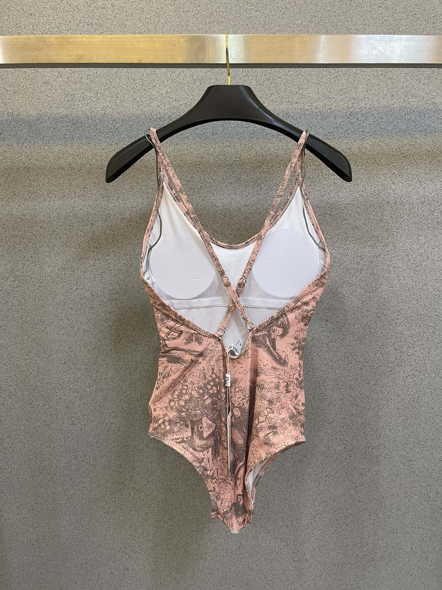 Dior迪奥泳衣👙❤️😍🥰适合多种场景的游泳衣🏊‍♀️海边 游泳池 温泉 水上乐园 漂流都可以😌内搭外穿