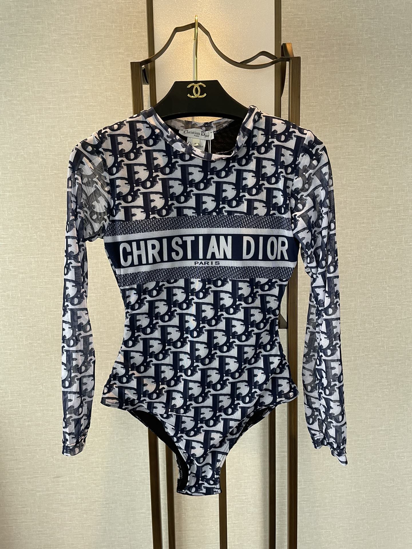 Dior 迪奥长袖连体防晒泳衣，收腰显瘦显腿长！超nice 平时可以配牛仔裤、短裤当连体衣穿！码数SMl