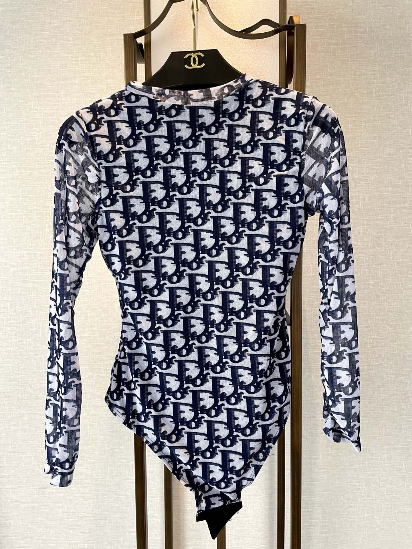 Dior 迪奥长袖连体防晒泳衣，收腰显瘦显腿长！超nice 平时可以配牛仔裤、短裤当连体衣穿！码数SMl