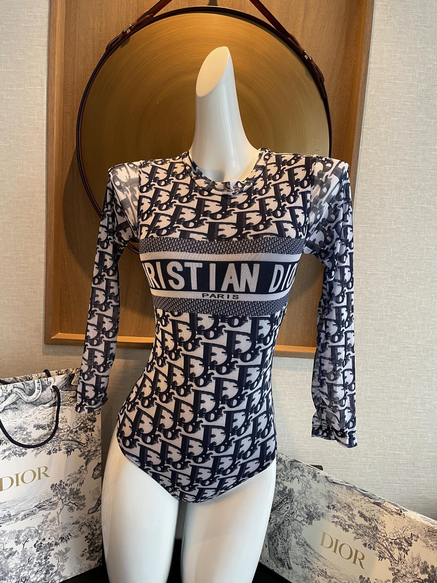 Dior 迪奥长袖连体防晒泳衣，收腰显瘦显腿长！超nice 平时可以配牛仔裤、短裤当连体衣穿！码数SMl