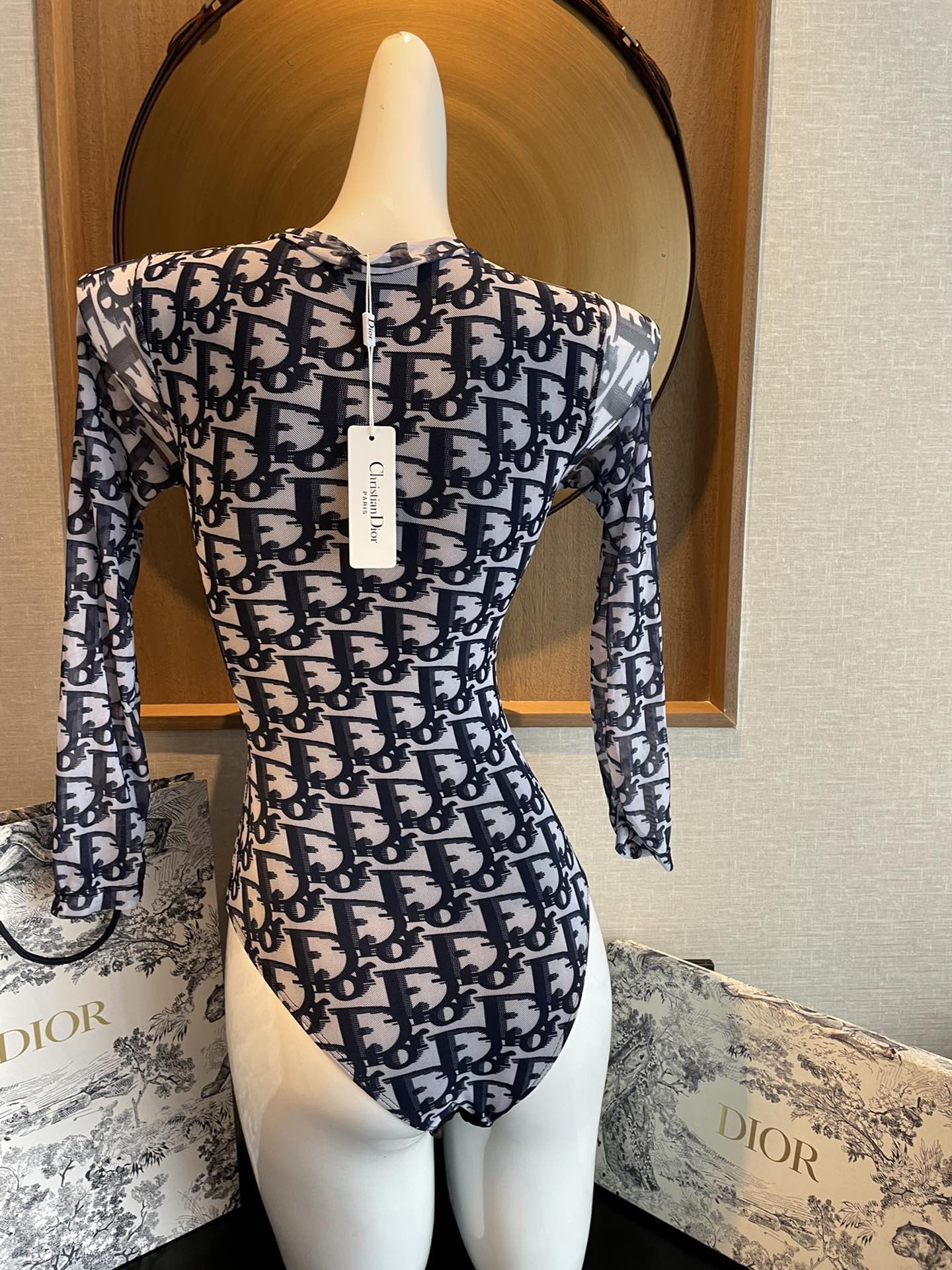 Dior 迪奥长袖连体防晒泳衣，收腰显瘦显腿长！超nice 平时可以配牛仔裤、短裤当连体衣穿！码数SMl