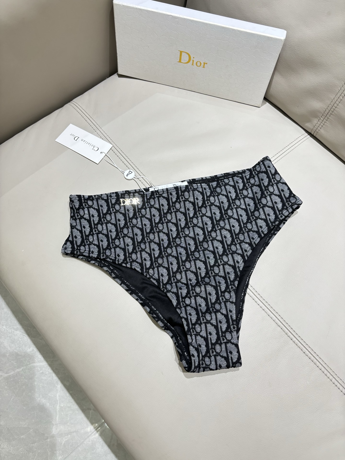 迪奥泳衣 印花适合多种场景的游泳衣🏊‍♀️海边 游泳池 温泉 水上乐园 漂流都可以😌内搭也完全可以 连体