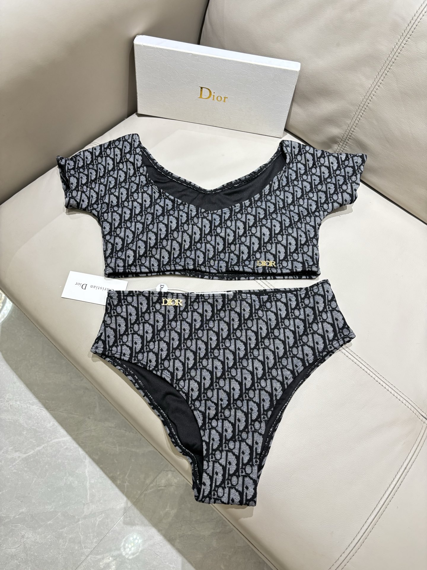 迪奥泳衣 印花适合多种场景的游泳衣🏊‍♀️海边 游泳池 温泉 水上乐园 漂流都可以😌内搭也完全可以 连体