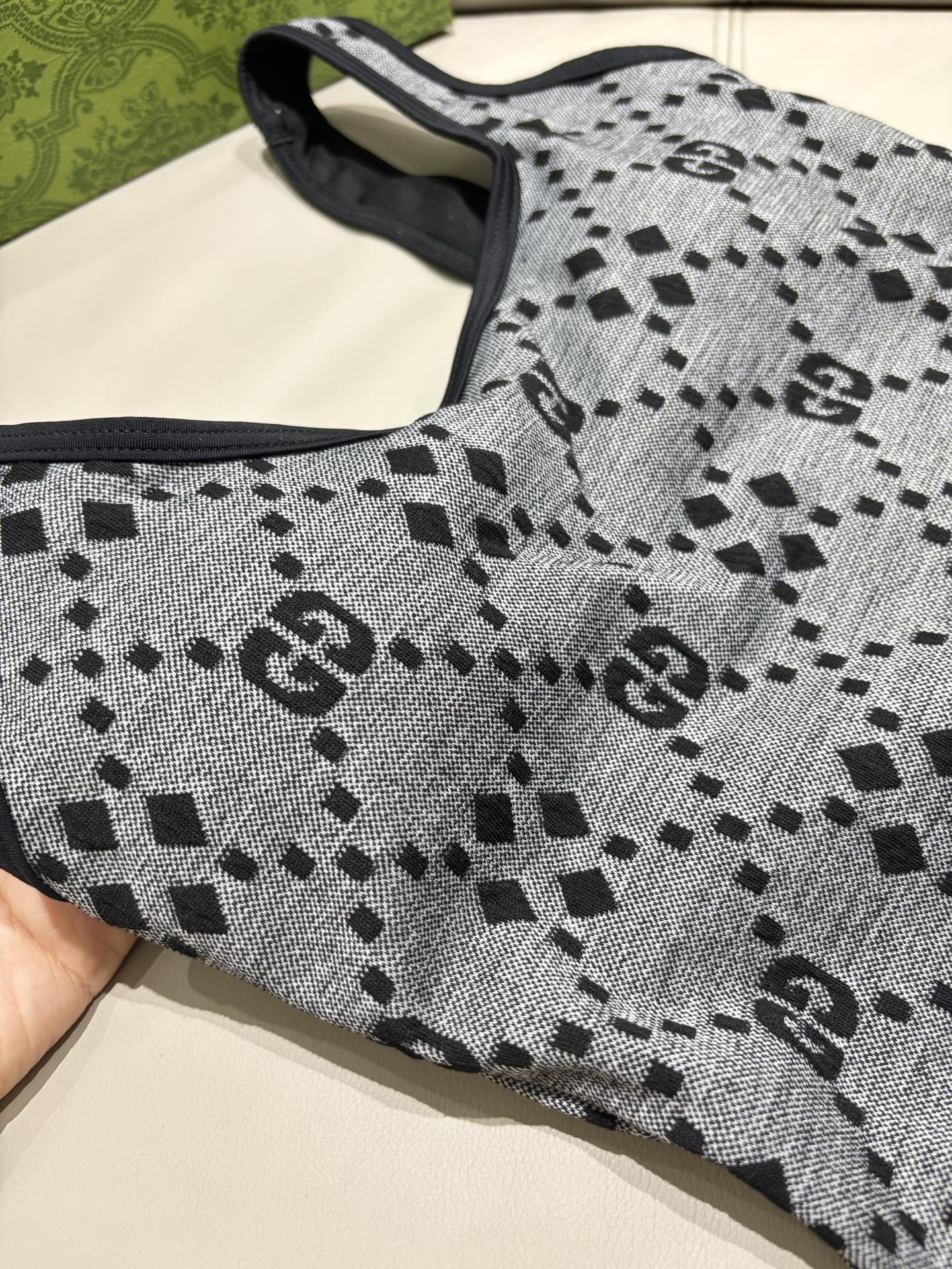 Gucci新款连体泳衣适合多种场景的游泳衣🏊‍♀️海边 游泳池 温泉 水上乐园 漂流都可以😌内搭也完全可