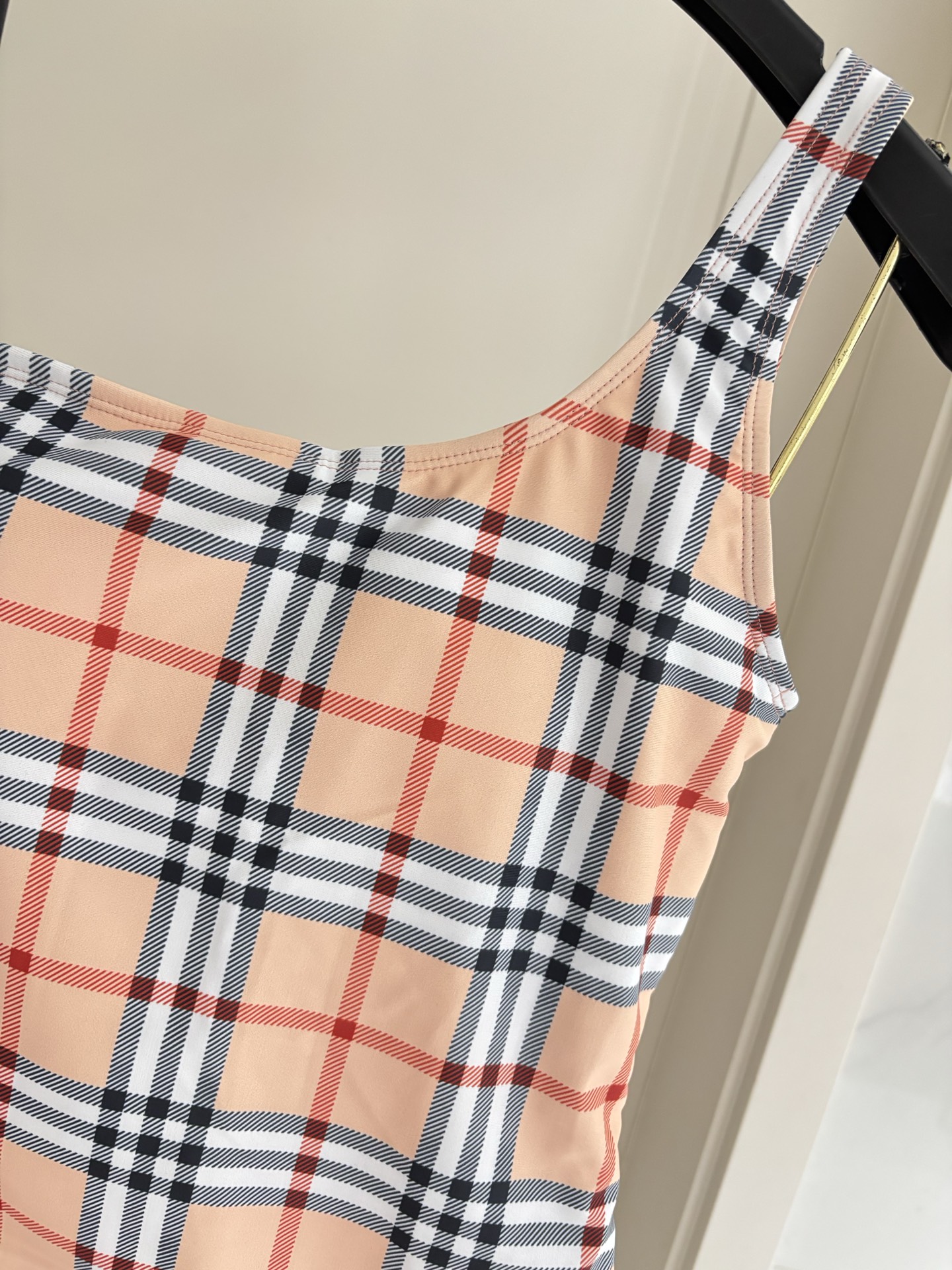 巴宝莉泳衣适合多种场景的游泳衣🏊‍♀️海边 游泳池 温泉 水上乐园 漂流都可以😌内搭也完全可以 连体设计