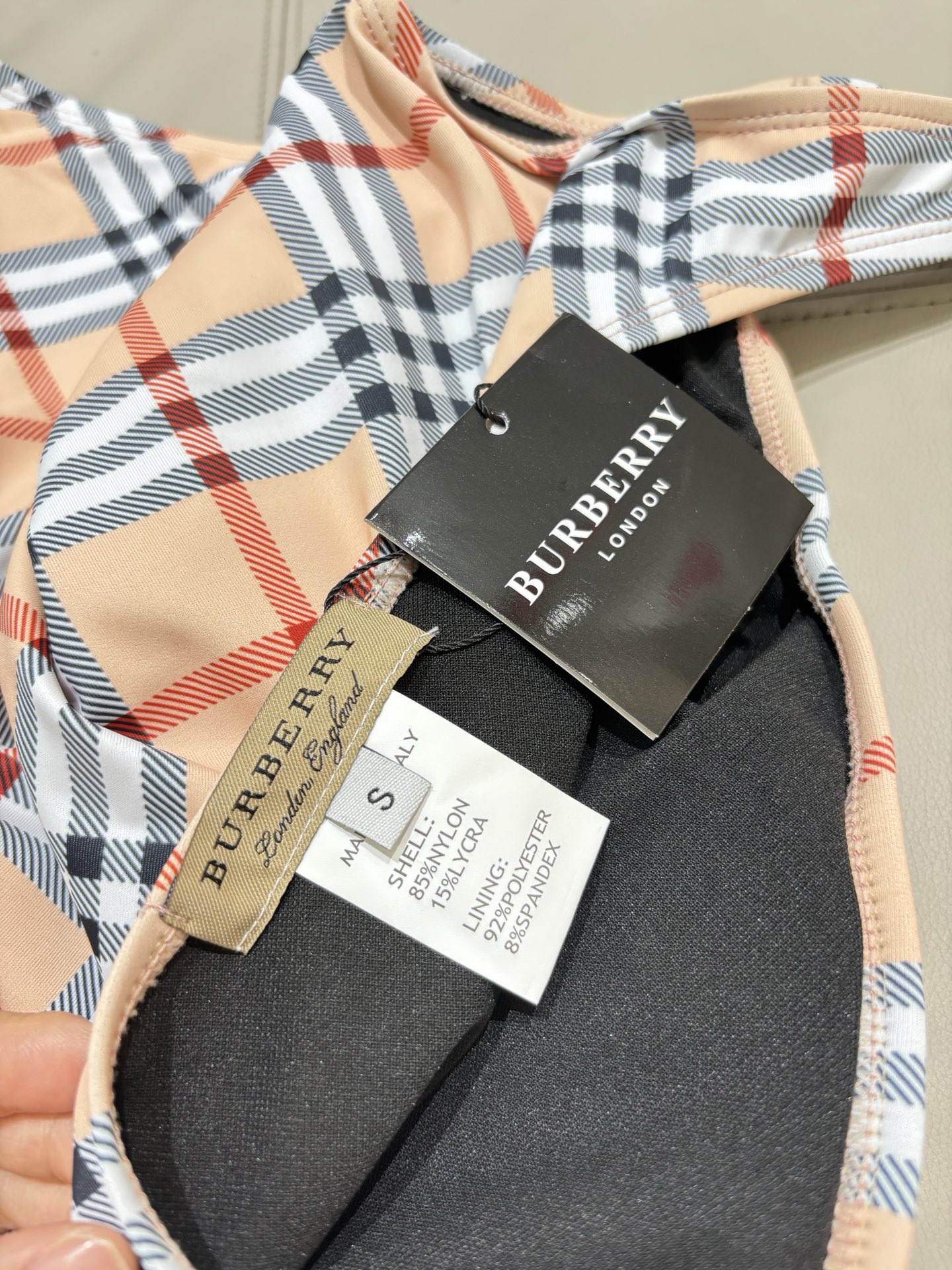 巴宝莉泳衣适合多种场景的游泳衣🏊‍♀️海边 游泳池 温泉 水上乐园 漂流都可以😌内搭也完全可以 连体设计