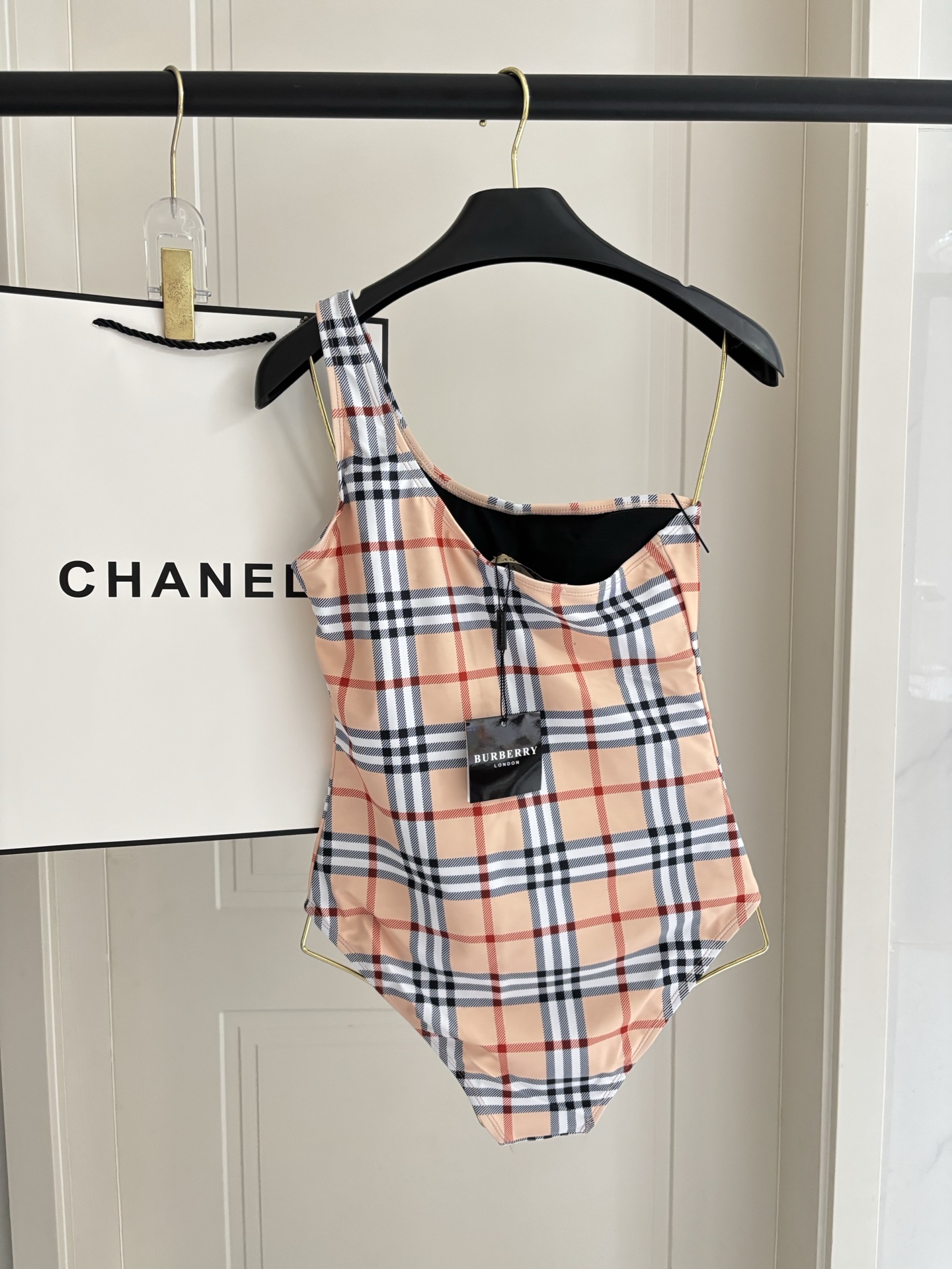 巴宝莉泳衣适合多种场景的游泳衣🏊‍♀️海边 游泳池 温泉 水上乐园 漂流都可以😌内搭也完全可以 连体设计