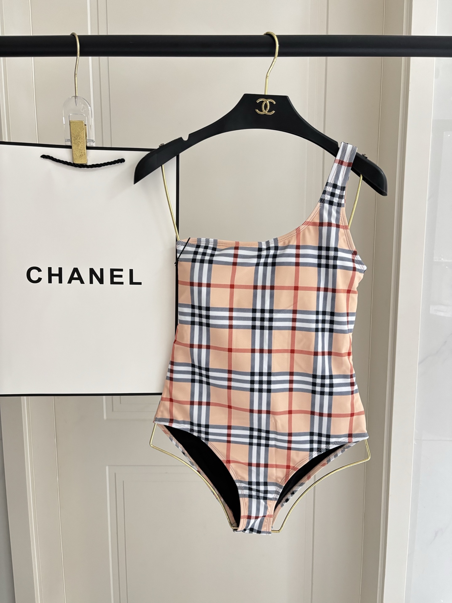 巴宝莉泳衣适合多种场景的游泳衣🏊‍♀️海边 游泳池 温泉 水上乐园 漂流都可以😌内搭也完全可以 连体设计