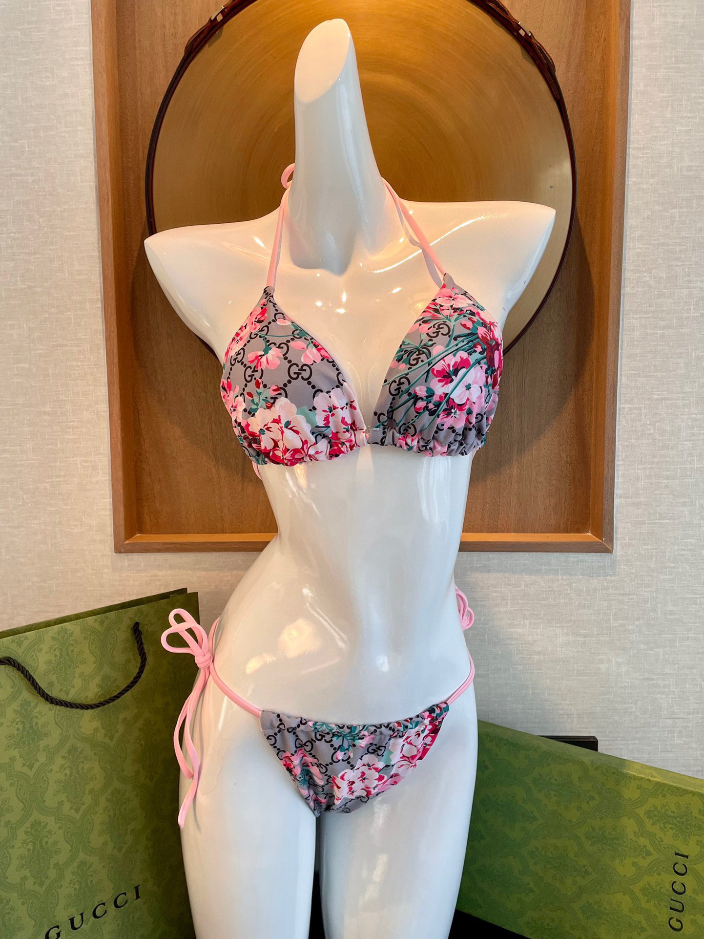 Gucci古奇新款比基尼泳衣👙❤️😍🥰适合多种场景的游泳衣🏊‍♀️海边 游泳池 温泉 水上乐园 漂流都可