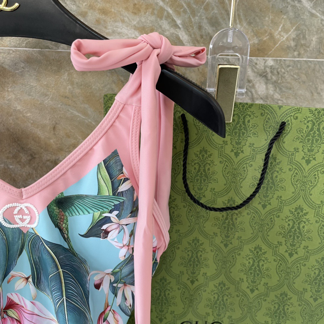 Gucci新款泳衣2件套 😍🥰适合多种场景的游泳衣🏊‍♀️海边 游泳池 温泉 水上乐园 漂流都可以😌内搭