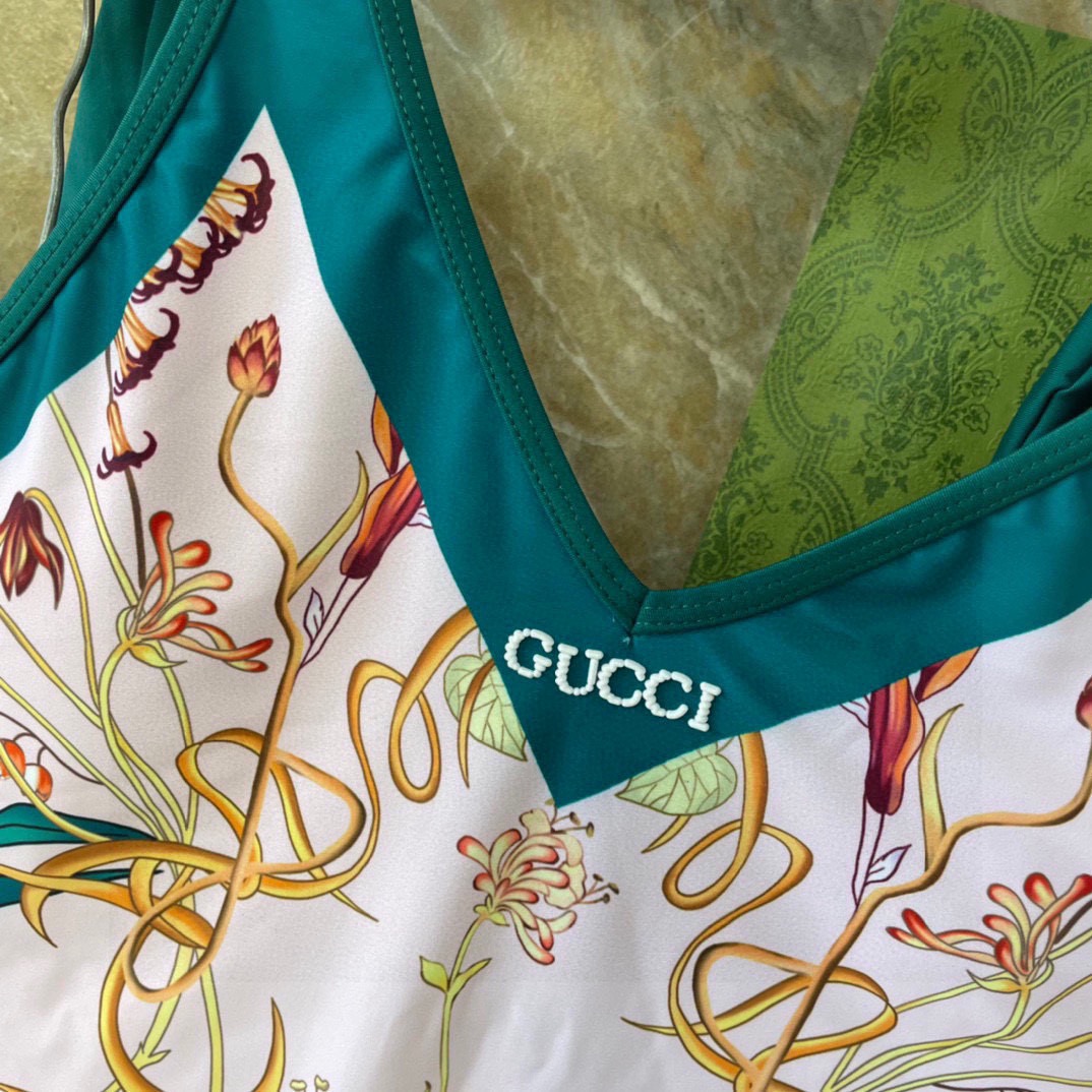 Gucci新款泳衣2件套 😍🥰适合多种场景的游泳衣🏊‍♀️海边 游泳池 温泉 水上乐园 漂流都可以😌内搭