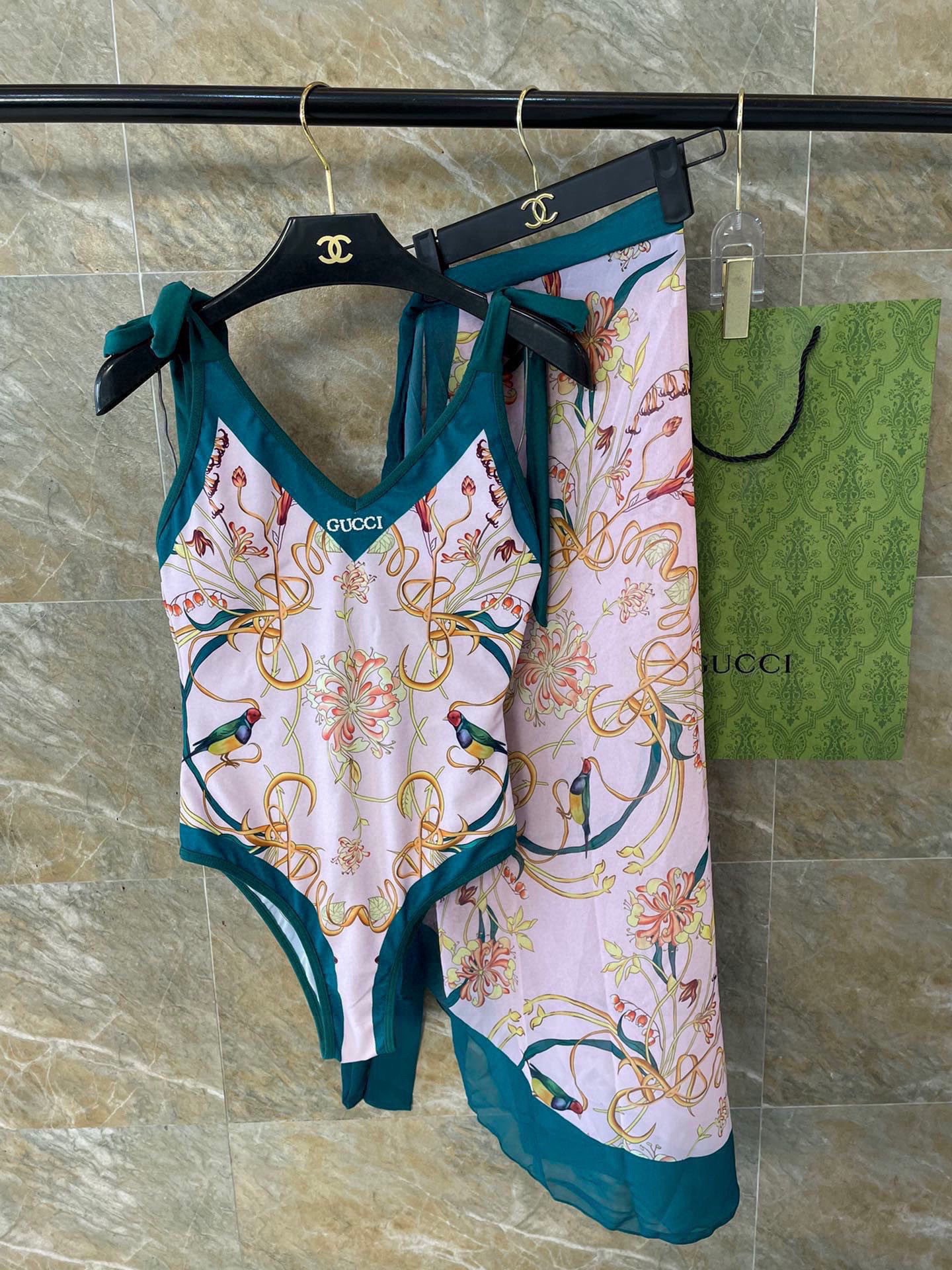Gucci新款泳衣2件套 😍🥰适合多种场景的游泳衣🏊‍♀️海边 游泳池 温泉 水上乐园 漂流都可以😌内搭