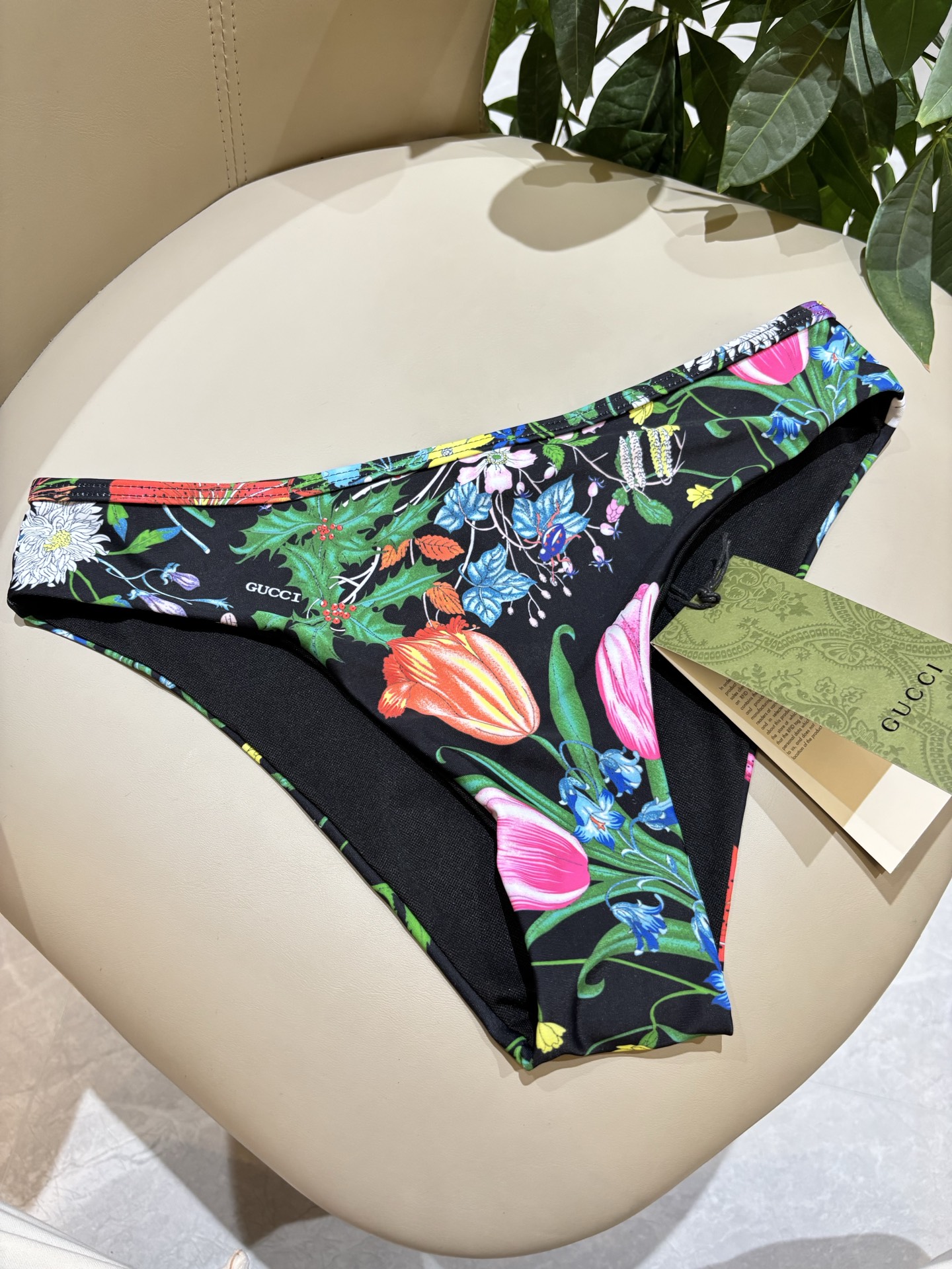 Gucci古奇新款比基尼泳衣👙❤️😍🥰适合多种场景的游泳衣🏊‍♀️海边 游泳池 温泉 水上乐园 漂流都可