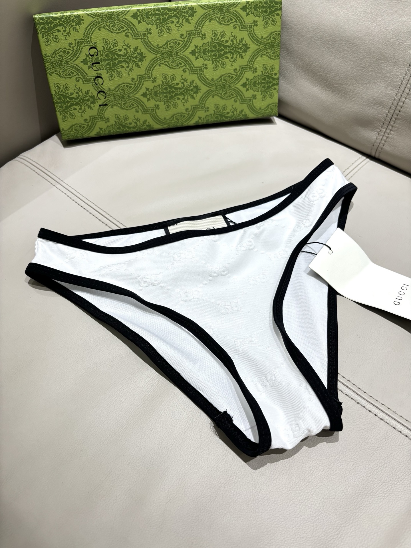 Gucci古奇新款泳衣👙❤️😍🥰适合多种场景的游泳衣🏊‍♀️海边 游泳池 温泉 水上乐园 漂流都可以😌内