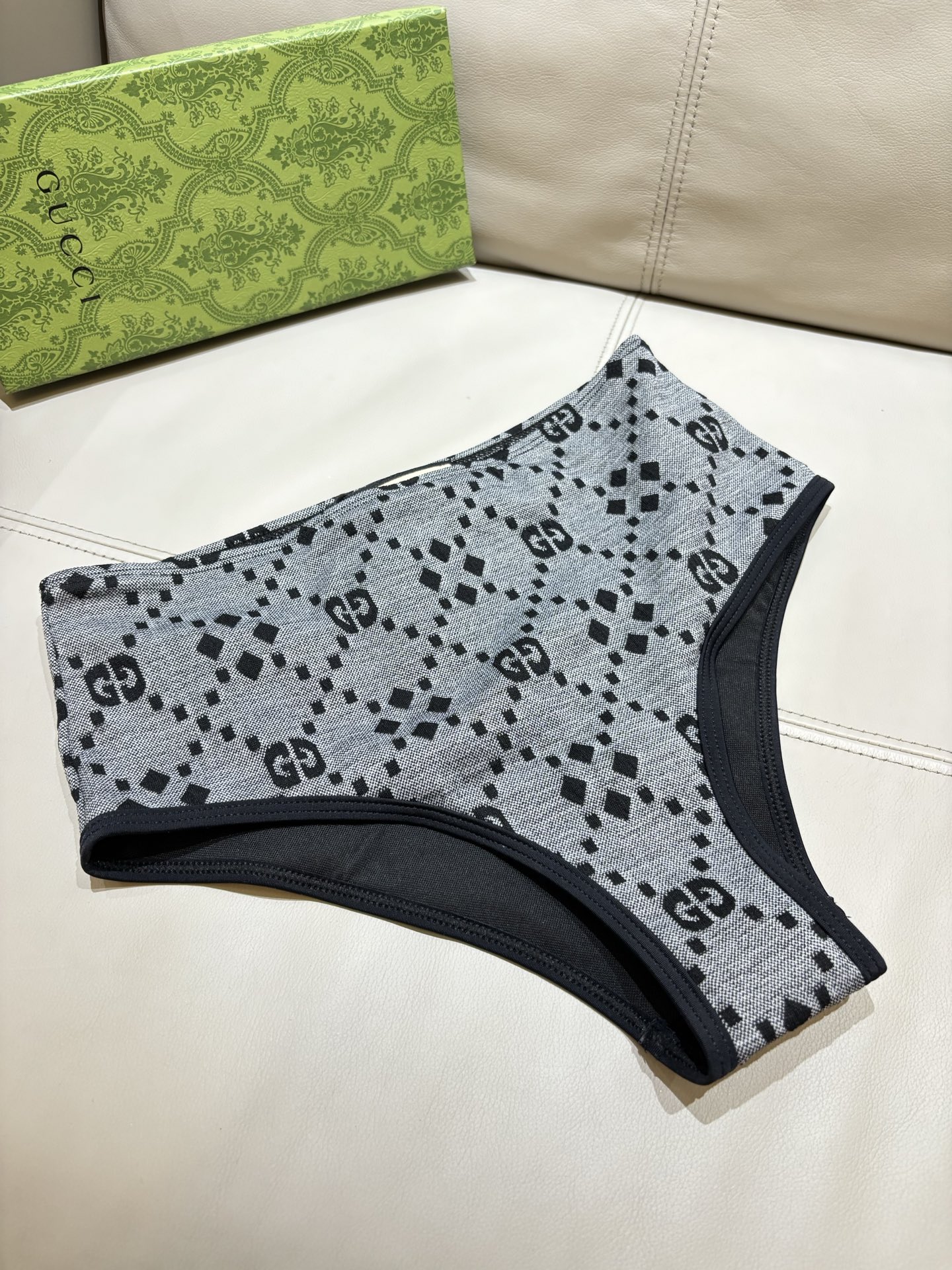 Gucci古奇新款泳衣👙❤️😍🥰适合多种场景的游泳衣🏊‍♀️海边 游泳池 温泉 水上乐园 漂流都可以😌内