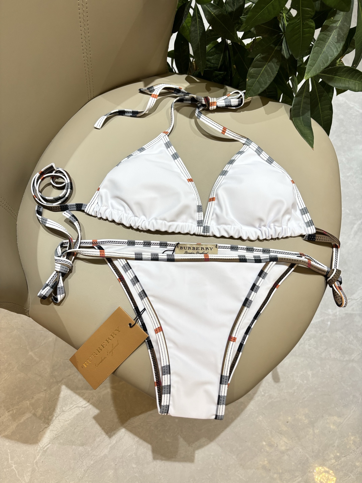 巴宝莉新款泳衣👙❤️😍🥰适合多种场景的游泳衣🏊‍♀️海边 游泳池 温泉 水上乐园 漂流都可以😌内搭外穿也