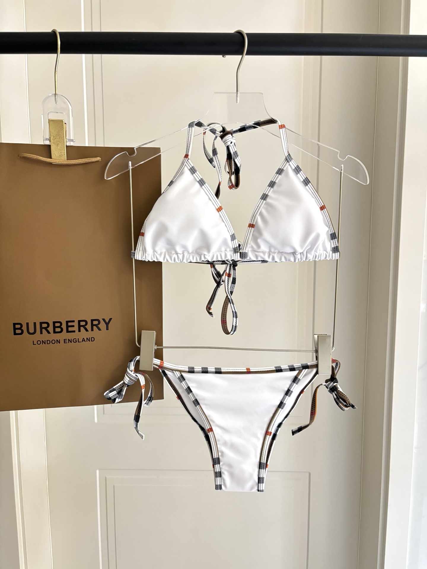 巴宝莉新款泳衣👙❤️😍🥰适合多种场景的游泳衣🏊‍♀️海边 游泳池 温泉 水上乐园 漂流都可以😌内搭外穿也