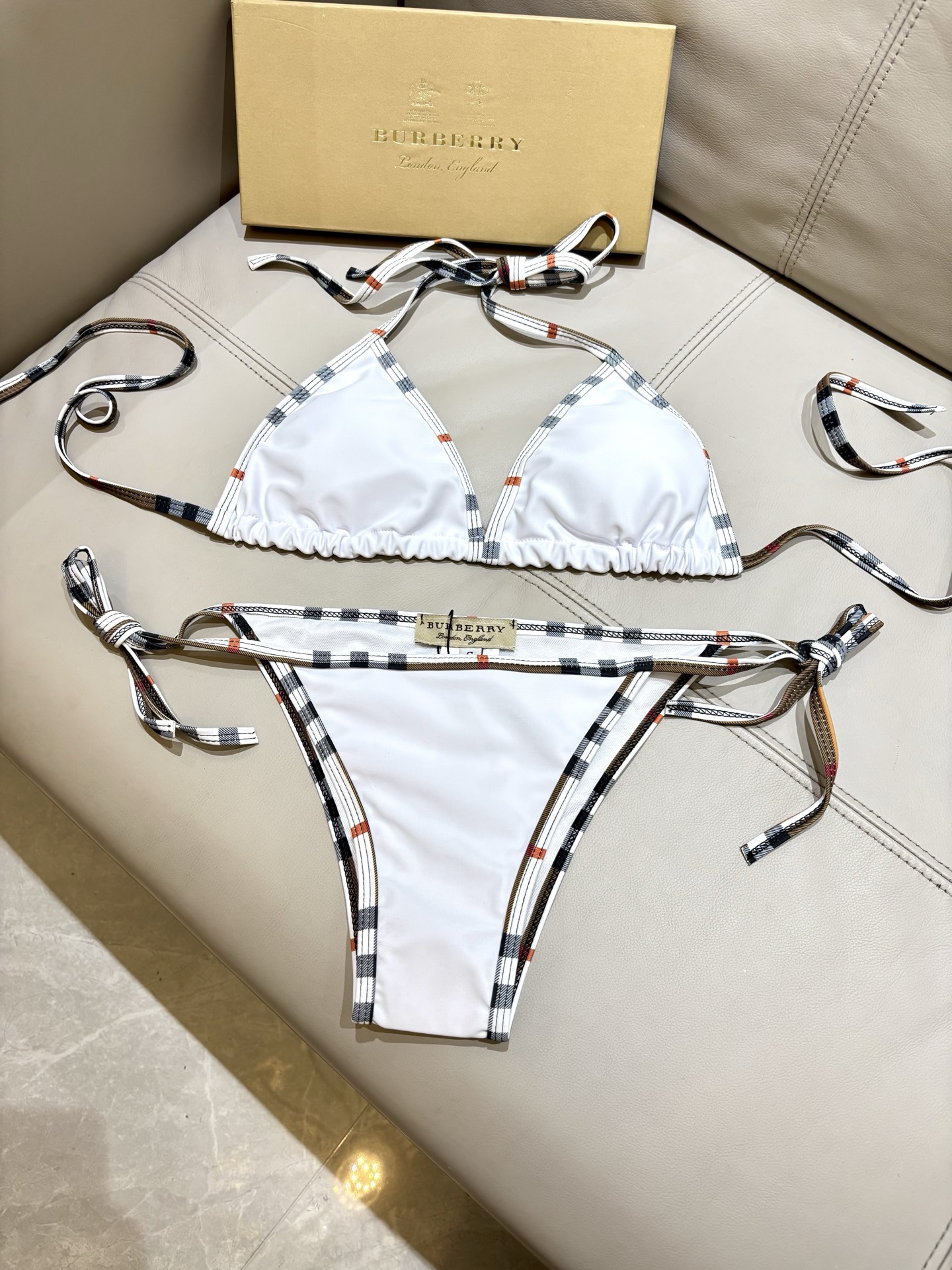 巴宝莉新款泳衣👙❤️😍🥰适合多种场景的游泳衣🏊‍♀️海边 游泳池 温泉 水上乐园 漂流都可以😌内搭外穿也