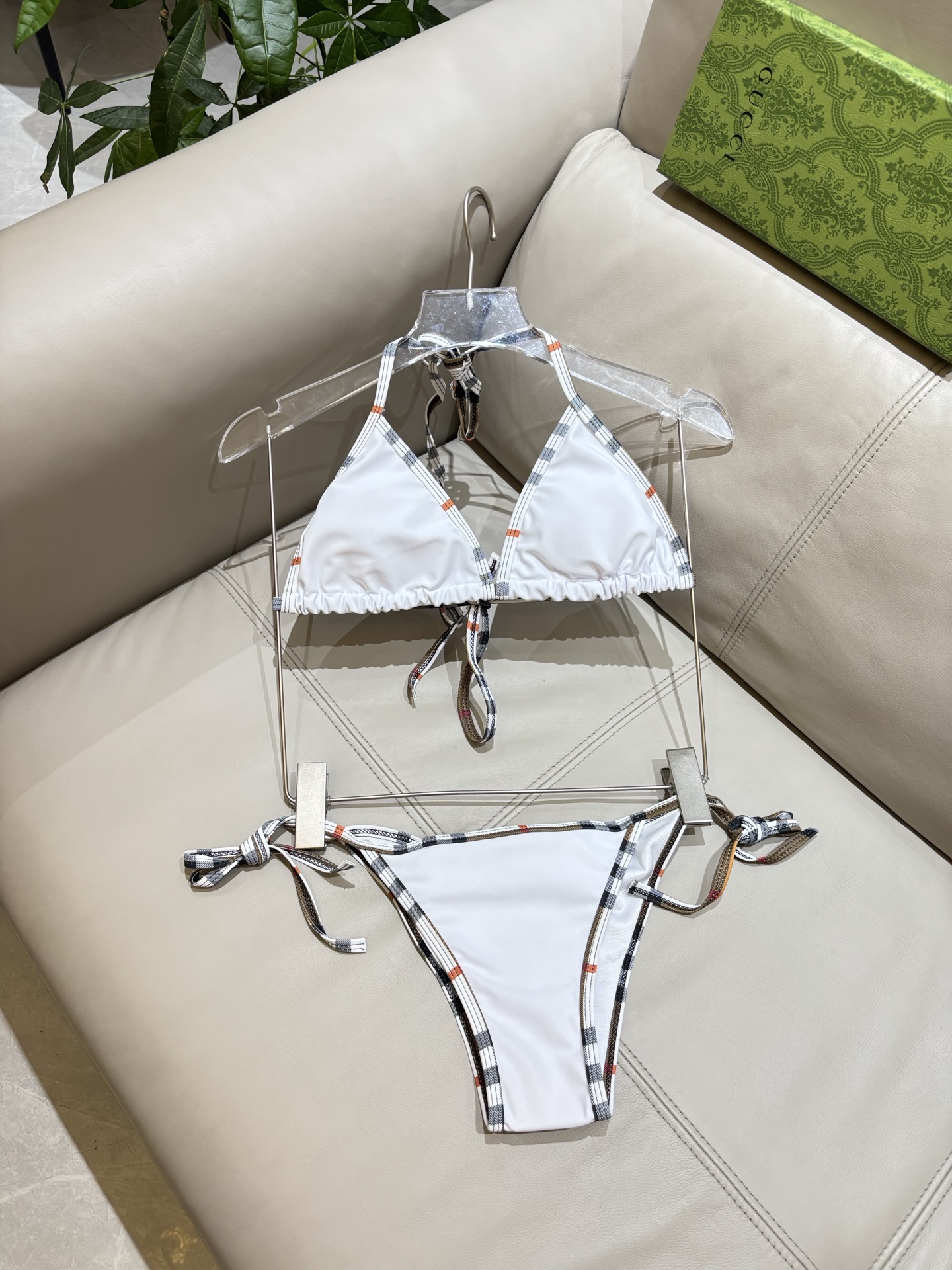 巴宝莉新款泳衣👙❤️😍🥰适合多种场景的游泳衣🏊‍♀️海边 游泳池 温泉 水上乐园 漂流都可以😌内搭外穿也