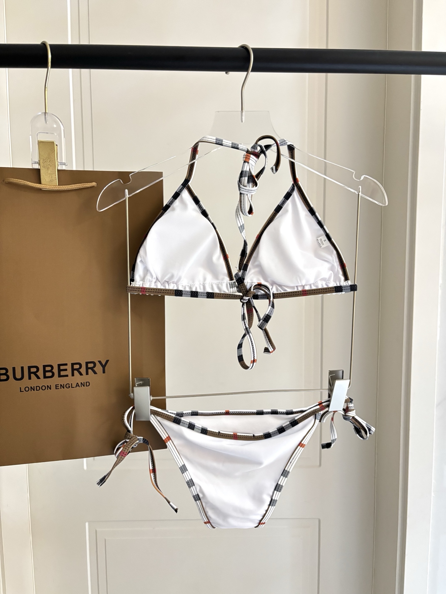 巴宝莉新款泳衣👙❤️😍🥰适合多种场景的游泳衣🏊‍♀️海边 游泳池 温泉 水上乐园 漂流都可以😌内搭外穿也